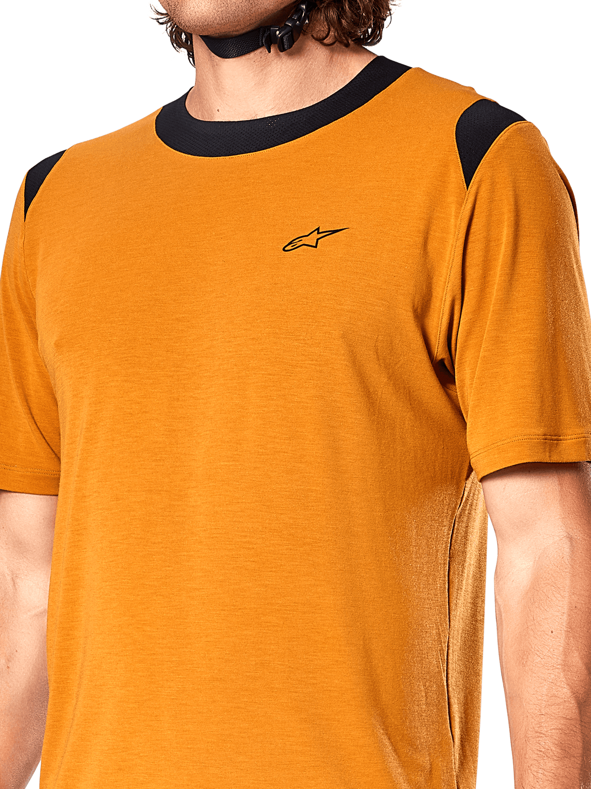 Alpinestars A-Dura Dri Wool Jersey, camiseta de ciclismo de manga corta, oro oscuro, cuello y paneles de los hombros de malla negra, pequeño logo negro en el pecho, vista frontal en primer plano