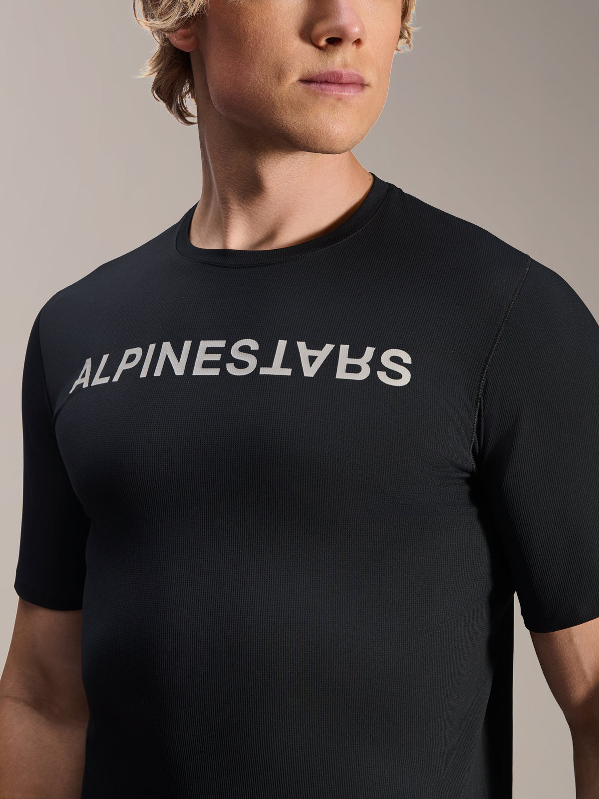 Alpinestars A-Aria Switch Jersey de manga corta, negro, con el logo de Alpinestars en blanco sobre el pecho, ajuste de rendimiento, ropa de ciclismo para hombre transpirable