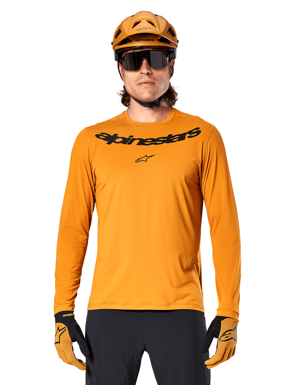 Alpinestars A-Dura Rocker Jersey de manga larga en color Dark Gold, con un logotipo negro en el pecho, combinado con casco y guantes dorados a juego para ciclismo de montaña