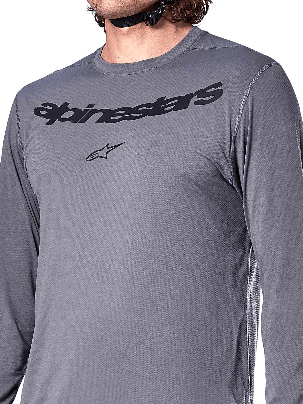 Jersey de manga larga Alpinestars A-Dura Rocker, gris oscuro, primer plano del pecho con la marca denominativa Alpinestars y el logotipo de la estrella en negro, material jacquard de poliéster y spandex, ropa de alto rendimiento para ciclismo de montaña