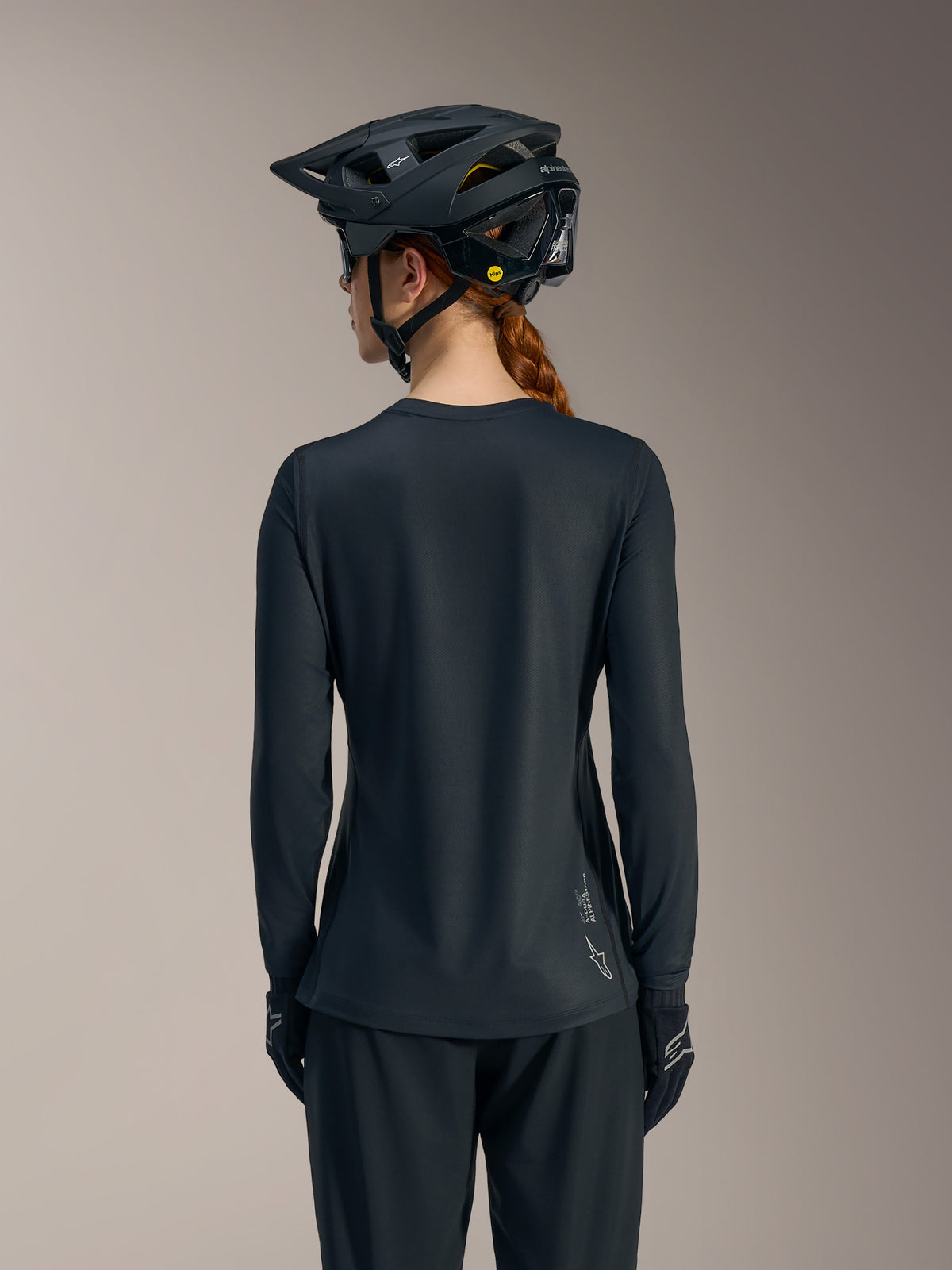 Jersey MTB Stella A-Dura Ride negro de manga larga, vista trasera con logo sutil de Alpinestars en el dobladillo.