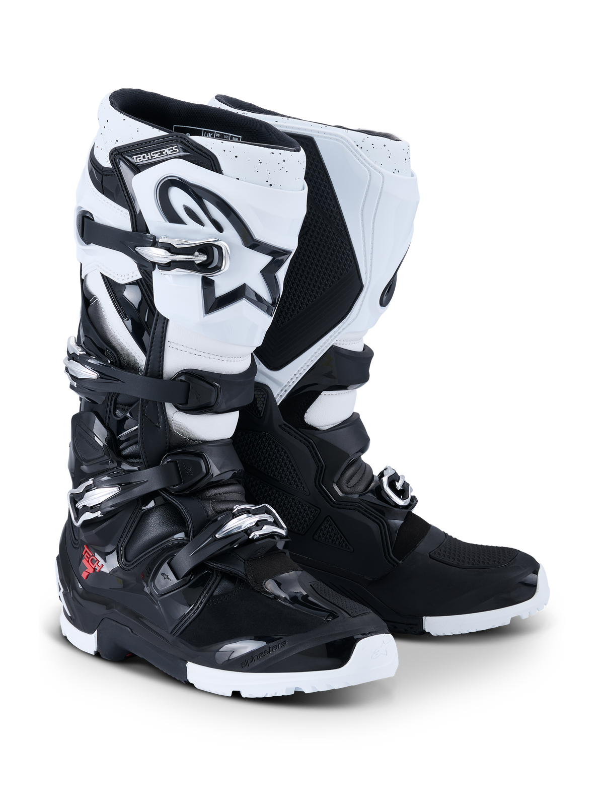 Botas Alpinestars 2026 Tech 7 Enduro, botas de motocross y enduro, negro y blanco, con un sistema de cierre de cuatro hebillas, logotipo de Astar blanco prominente en la espinilla, paneles protectores de TPU y suela de enduro especializada para agarre todoterreno