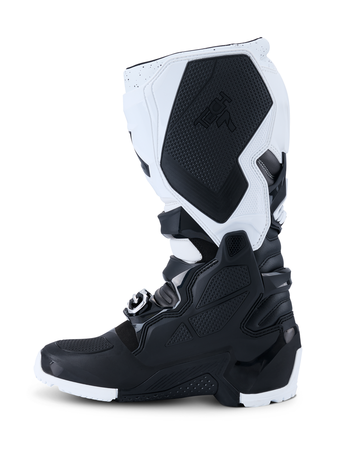 Botas Alpinestars 2026 Tech 7 Enduro, botas de motocross, negro y blanco, vista de perfil lateral que muestra paneles de protección de TPU duraderos, sección de agarre medial texturizada con la marca Tech 7 y sistema de cierre de hebillas de alta resistencia para conducción off-road.