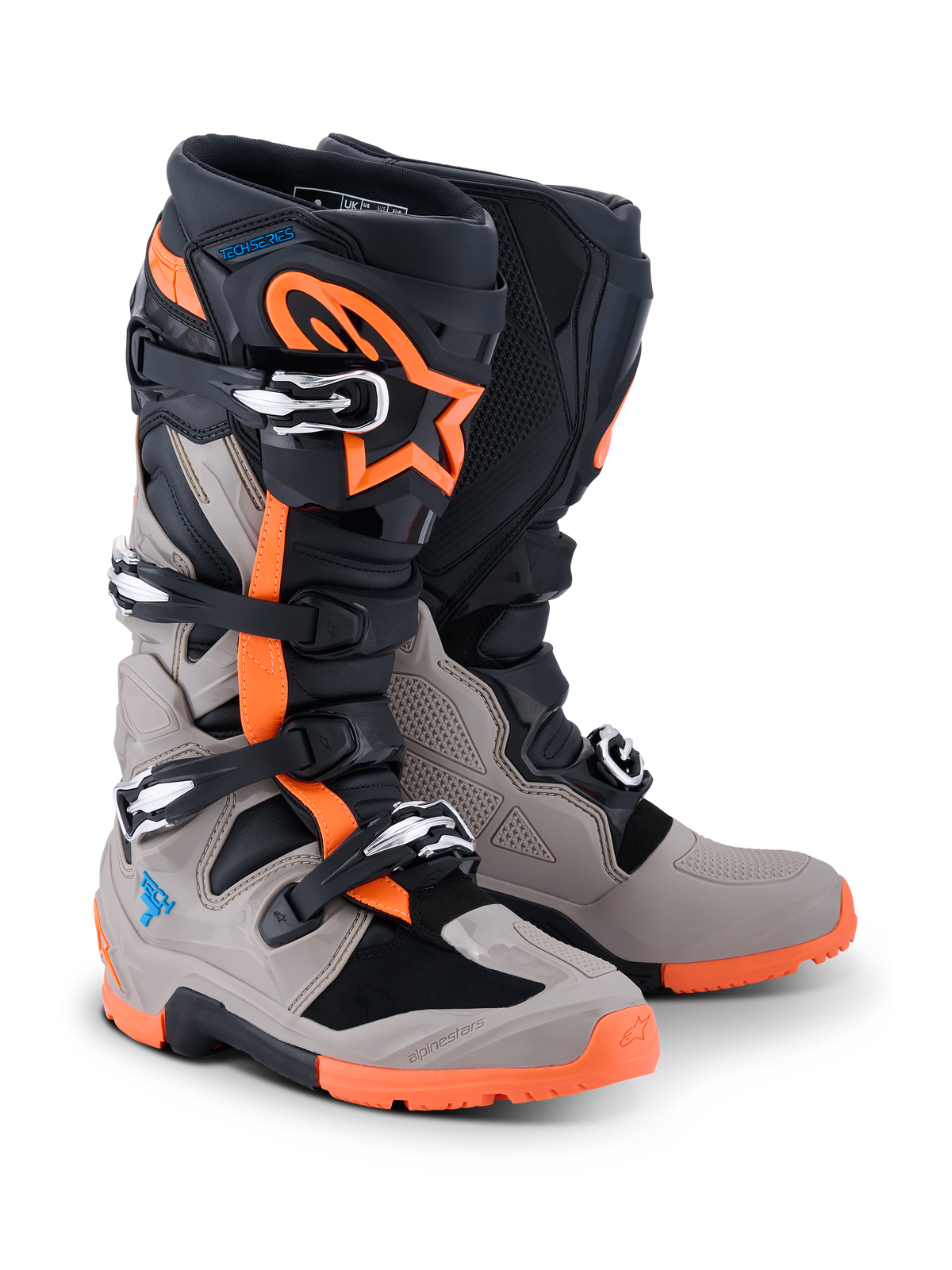 Botas Alpinestars 2026 Tech 7 Enduro, negro, gris cálido y naranja flúor, botas de moto off-road con cuatro cierres de hebilla, suela naranja robusta, paneles protectores de TPU y logotipo de Alpinestars