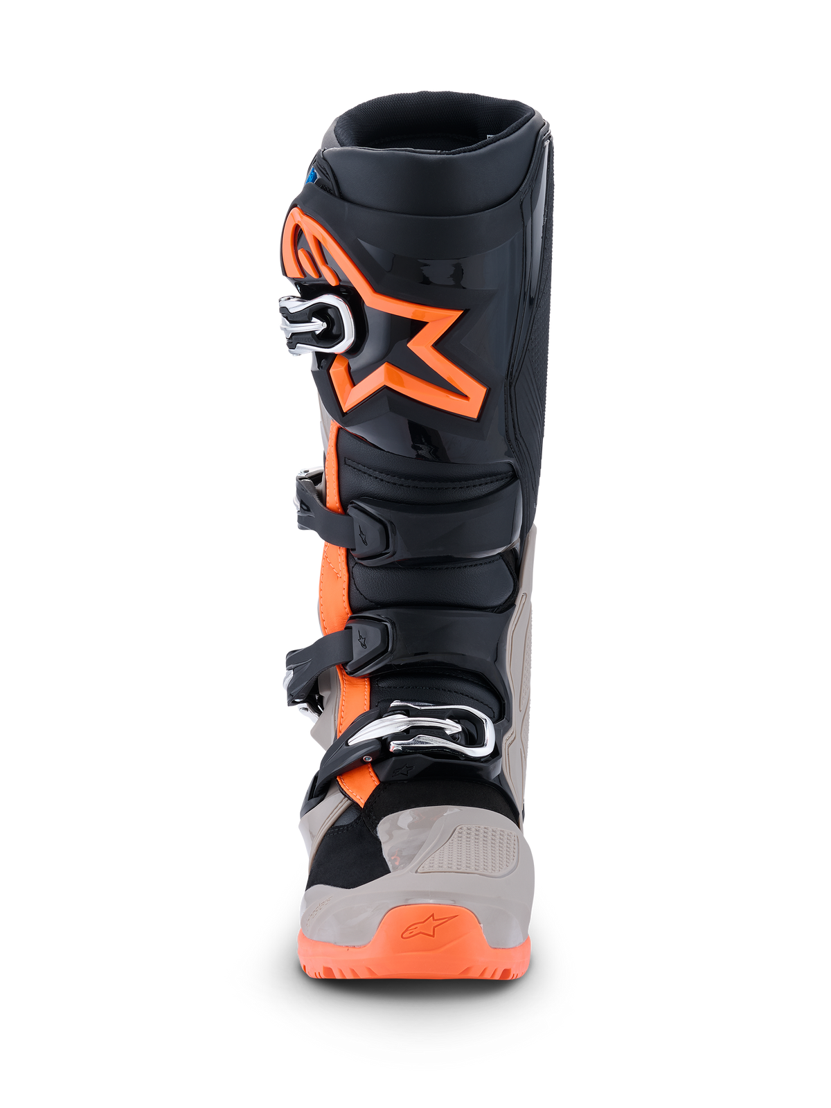 Botas Alpinestars 2026 Tech 7 Enduro, botas de motocross y enduro, negro, gris cálido y naranja flúor, vista frontal con un gran logotipo de estrella naranja en la espinilla, sistema de cierre de múltiples hebillas y paneles protectores robustos para rendimiento off-road