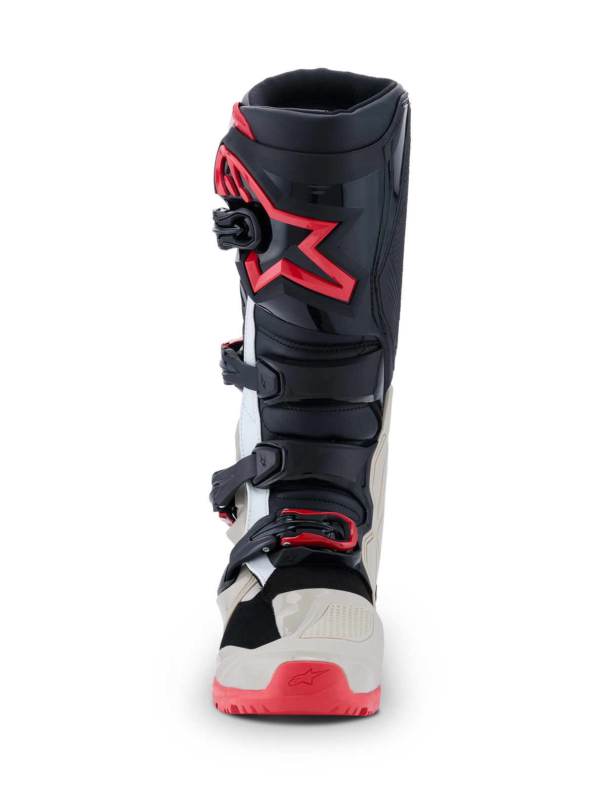 Botas Alpinestars 2026 Tech 7 Enduro, botas de motocross, negro, gris claro y rojo brillante, vista frontal que muestra el sistema de cierre de múltiples hebillas y el logotipo de la estrella roja en la espinilla