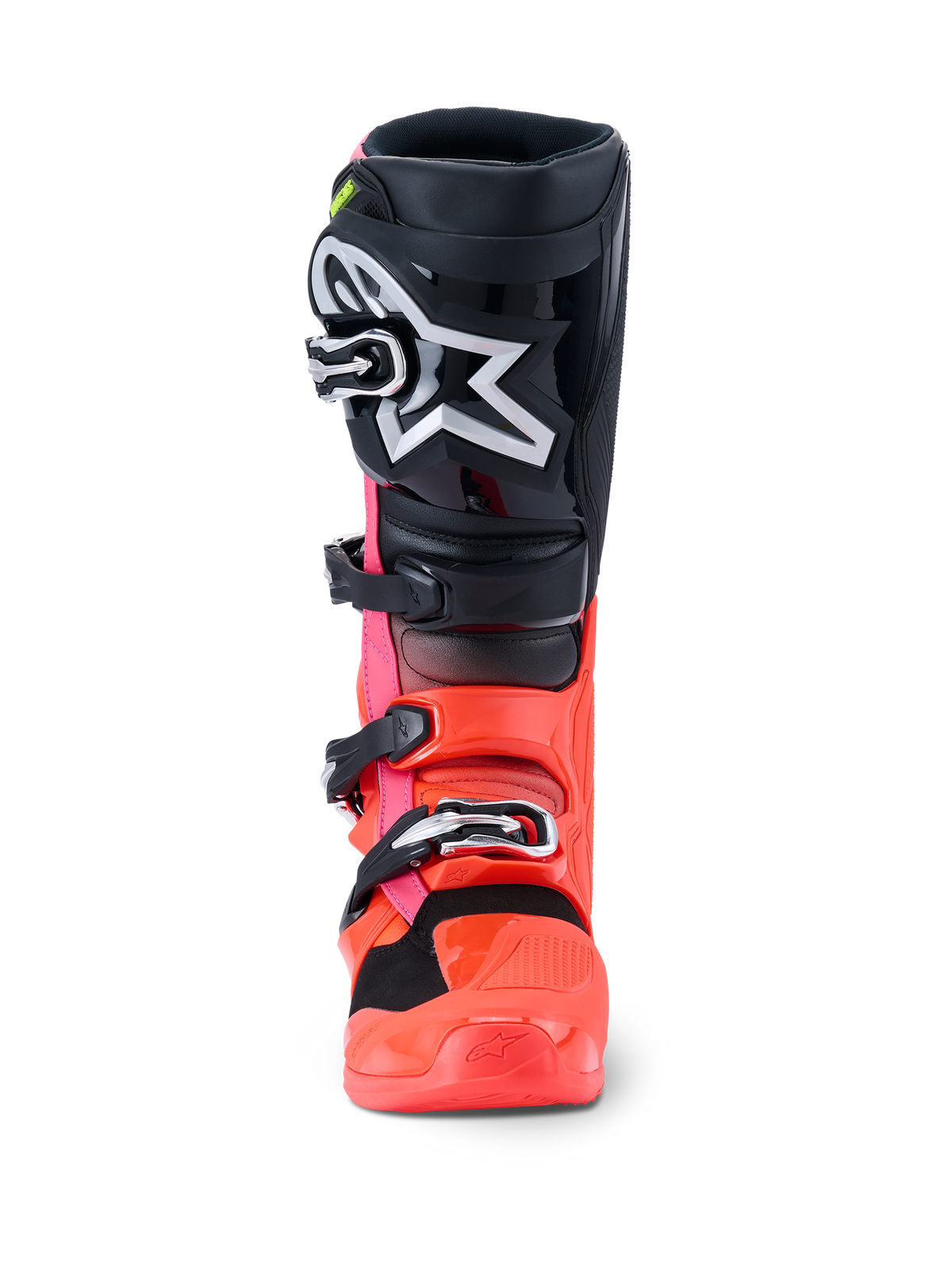 Botas Alpinestars Tech 7, botas de motocross, negro, rojo flúor y rosa flúor, vista frontal con placa de espinilla negra y gran logotipo de Astars blanco, chasis inferior en rojo y rosa fluorescentes, y sistema de cierre de hebillas plateadas