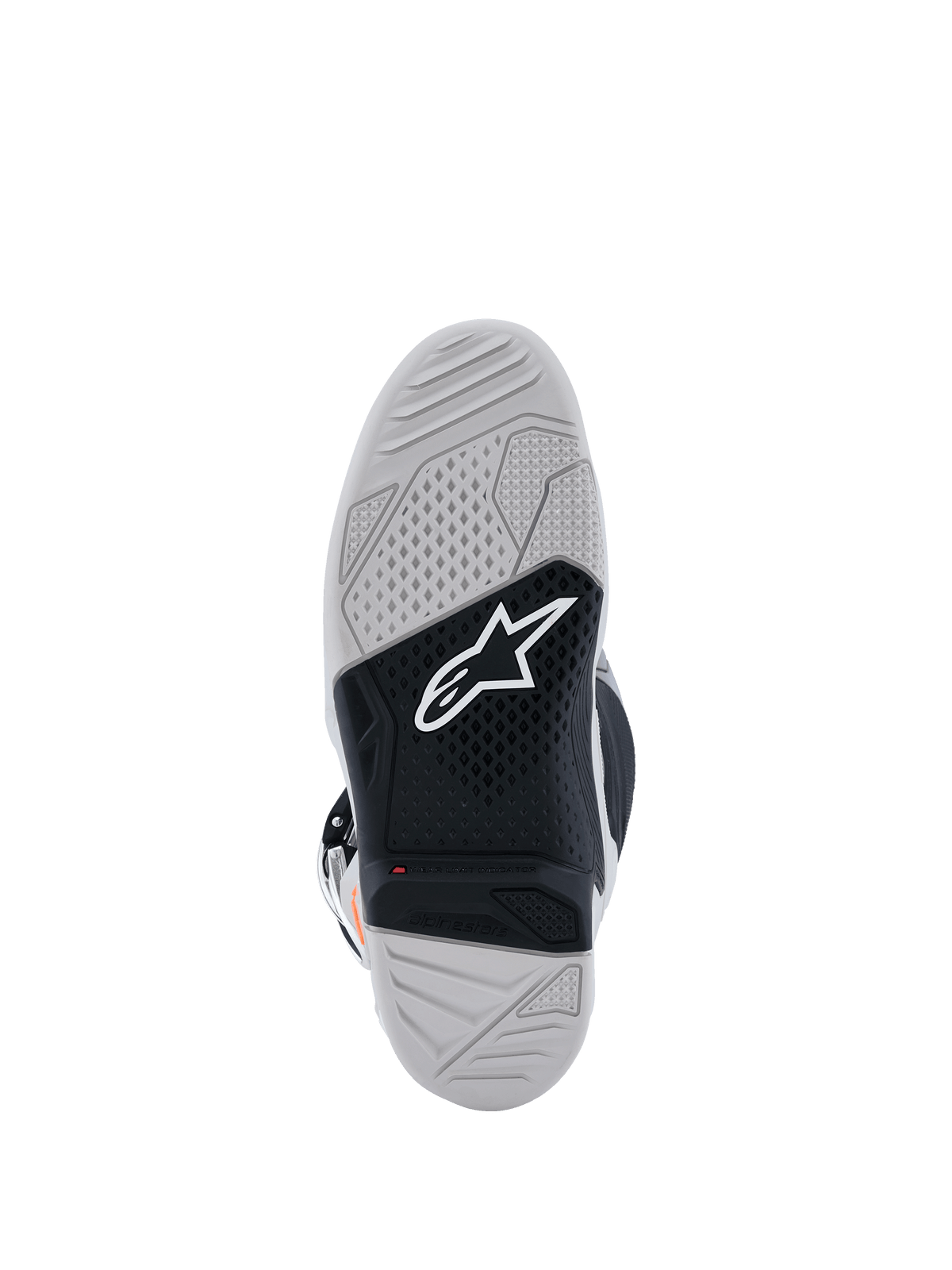Vista de la suela de las botas Alpinestars Tech 7, botas de motocross, gris claro y negro, con una suela de caucho vulcanizado de doble compuesto, logotipo de Alpinestars en blanco, indicador de límite de desgaste rojo y patrón de agarre con textura de alta tracción.