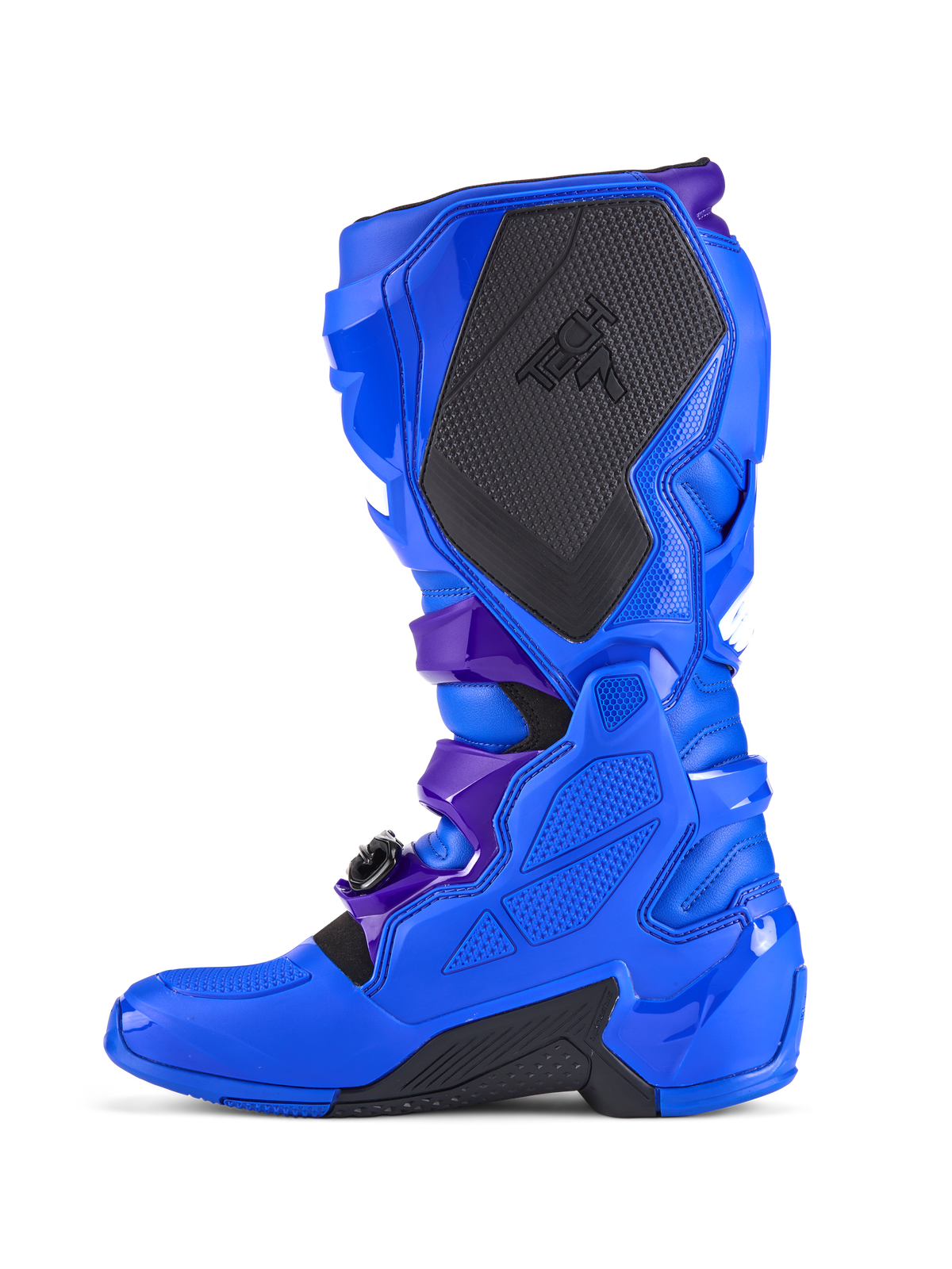 Botas de Motocross Alpinestars Tech 7, azules, vista de perfil lateral, con protección de TPU reforzada, panel de agarre medial negro texturizado con logotipo TECH 7, detalles de correas en morado oscuro y suela negra resistente