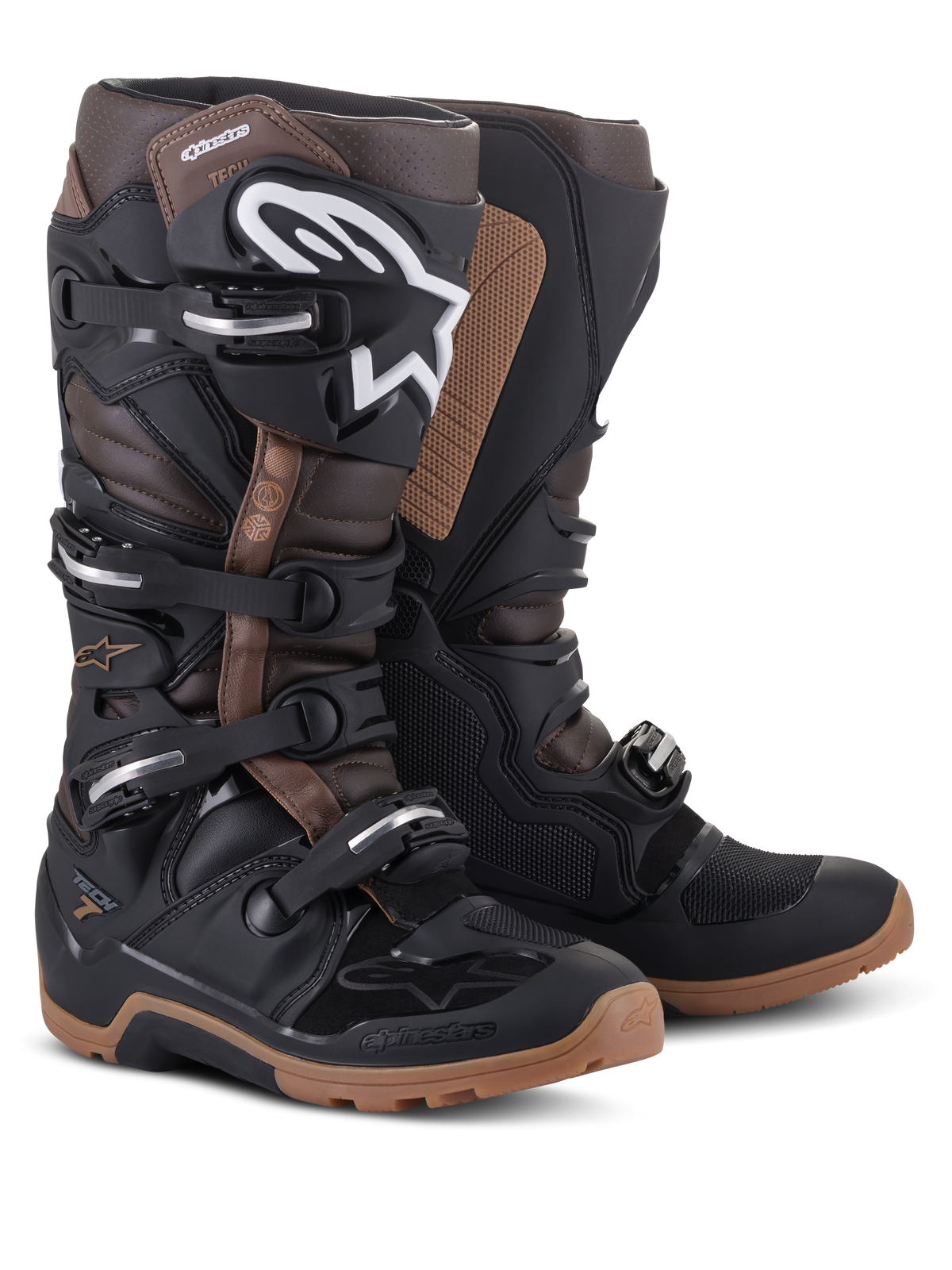 Botas Alpinestars Tech 7 Enduro, negro y marrón oscuro, botas de moto off-road con el logotipo de Alpinestars blanco en la espinilla, sistema de cierre de cuatro hebillas y suelas robustas color canela.