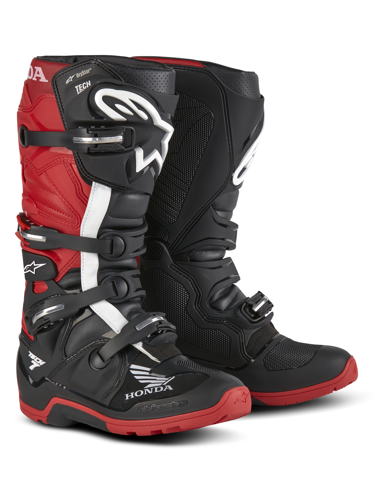 Botas Alpinestars Honda Tech 7 Enduro Drystar®, botas de moto para enduro, negro y rojo brillante, vista frontal en tres cuartos con sistema de cierre de cuatro hebillas, placas protectoras en la espinilla y suelas rojas de gran agarre con logotipos destacados de Honda y Alpinestars.