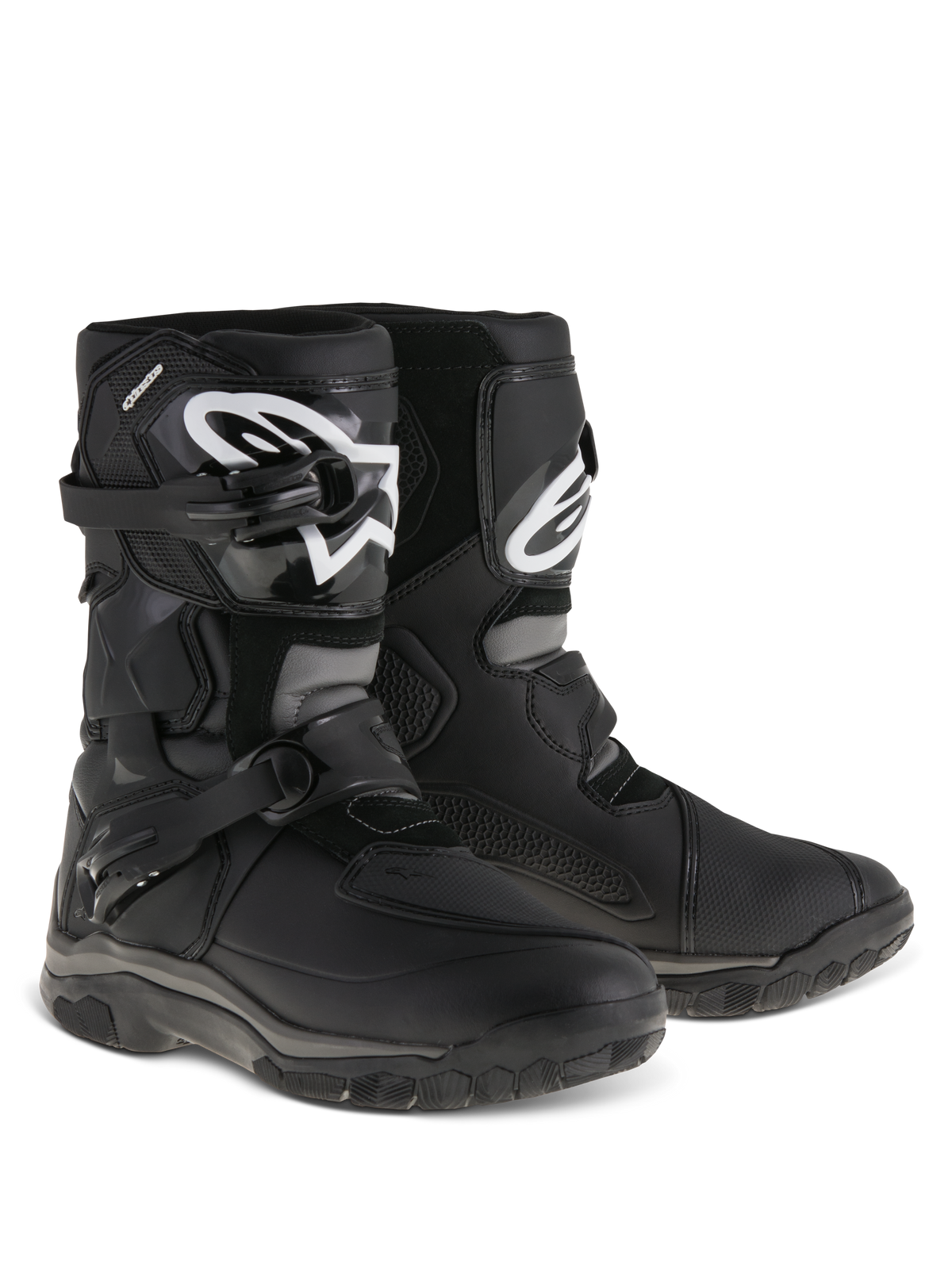 Botas Alpinestars Belize Drystar®, botas de moto para aventura y touring, negras, diseño de corte bajo con sistema de cierre de doble hebilla, protector de espinilla de TPU con el logotipo blanco de Alpinestars, suela de caucho vulcanizado resistente para uso en senderos y carretera