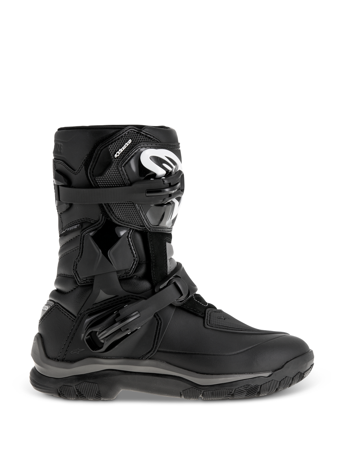 Botas Alpinestars Belize Drystar, botas de aventura y touring negras, diseño de caña media con hebillas dobles ajustables, suela robusta texturizada para agarre, paneles de protección reforzados, logotipo blanco en la espinilla, calzado de moto impermeable