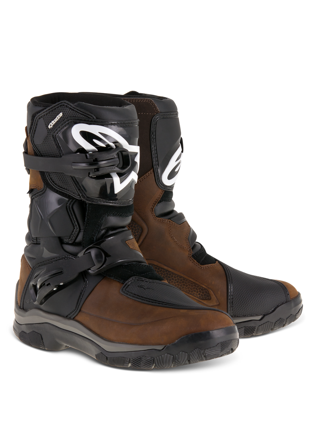 Botas Alpinestars Belize Drystar®, botas de moto para turismo de aventura, color marrón aceitado y negro, con diseño de caña baja con dos hebillas laterales, espinillera de TPU negra con logotipo de Alpinestars en blanco y suelas de caucho vulcanizado resistentes