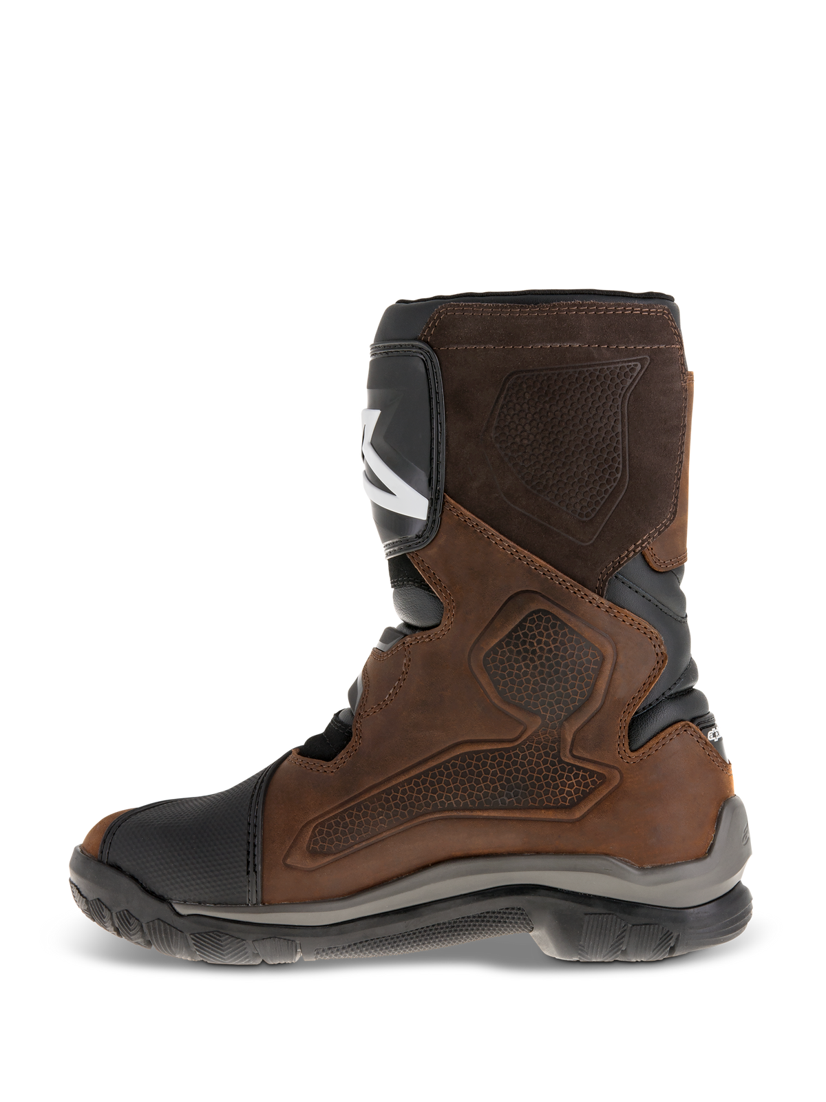 Botas Alpinestars Belize Drystar®, botas de moto de turismo de aventura de caña corta, cuero marrón aceitado con detalles en negro y gris, mostrando el lado medial con un gran panel de agarre texturizado mediante termoprensado, placa tibial de TPU y suela de caucho vulcanizado resistente