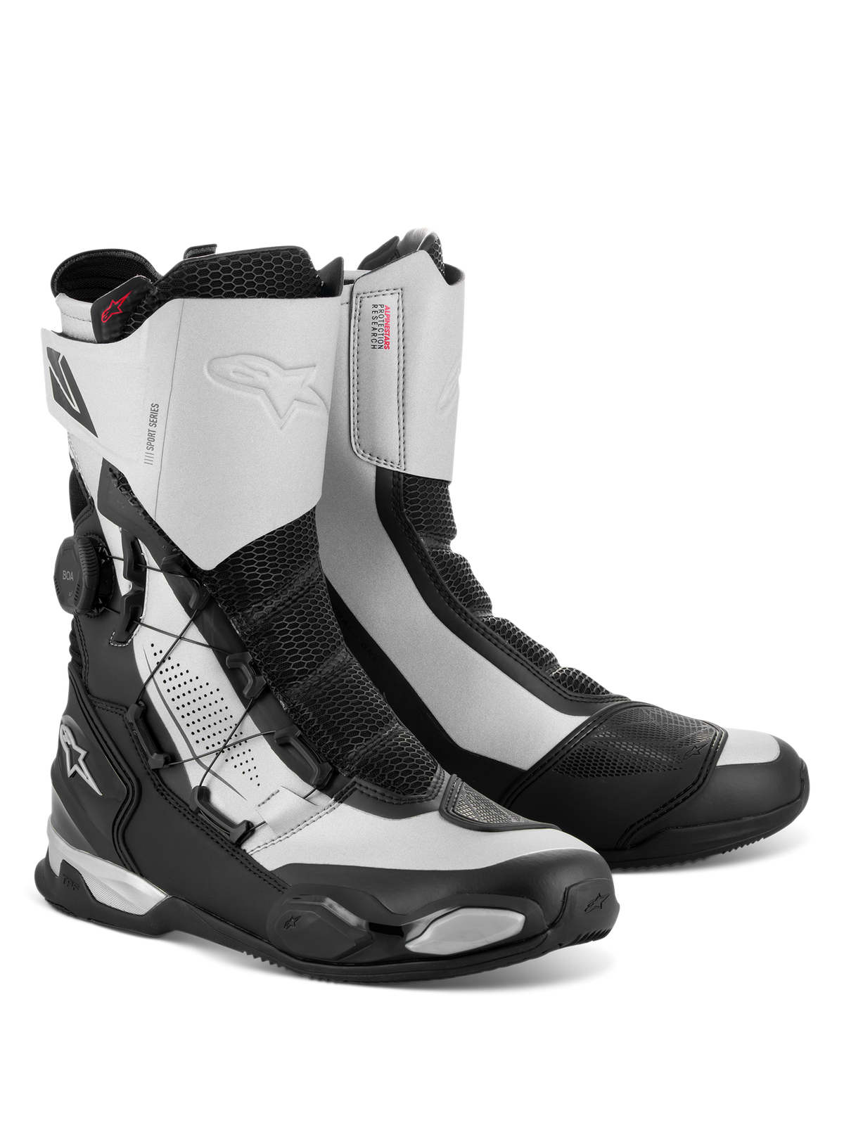 Botas Alpinestars SP-X BOA, botas de moto sport touring de media altura, color negro y plateado, con el dial lateral del sistema de ajuste BOA Fit System, paneles de malla Rideknit y protección de TPU en el talón y la puntera, diseño deportivo estilizado con logotipos de Alpinestars