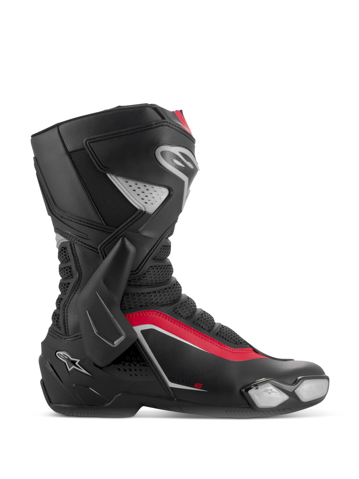 Botas Alpinestars SMX-6 V3, botas de competición para moto, negro, plata y rojo, vista de perfil lateral con refuerzo lateral de tobillo en TPU, deslizador de puntera reemplazable y zonas de flexión de malla para rendimiento en circuito y calle