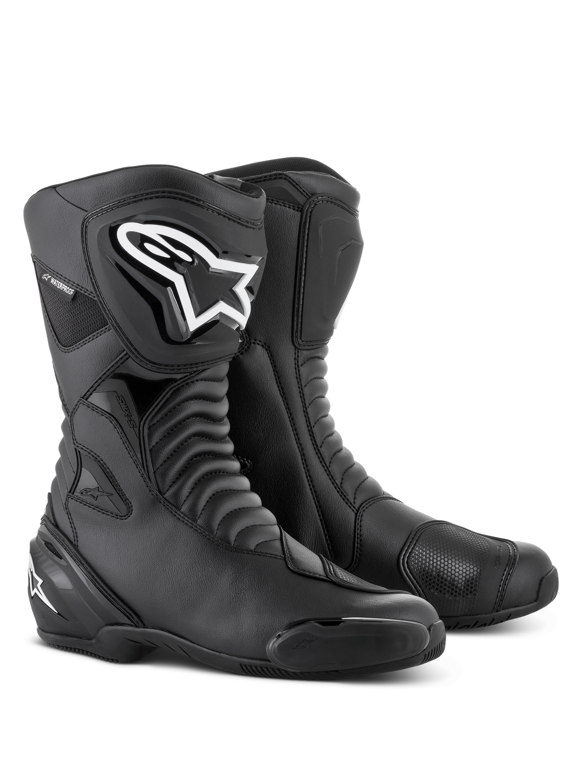 Botas Alpinestars SMX S Waterproof en color negro, botas de moto altas con zonas flexibles de acordeón, un prominente logotipo blanco de Alpinestars en el protector de espinilla de TPU, almohadillas de cambio reforzadas y deslizadores de puntera reemplazables, diseñadas para sport-touring y conducción en carretera en todo tipo de clima.