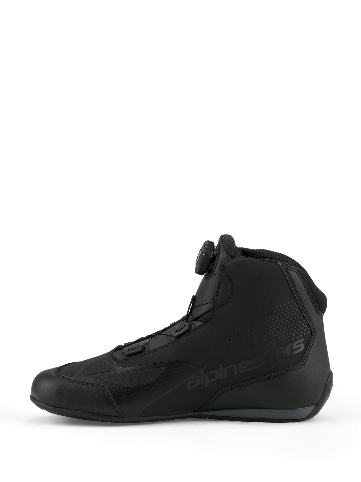 Zapatillas Alpinestars Celer, zapatillas de conducción deportiva y de competición, negro y gris oscuro, vista de perfil lateral con el dial del sistema de cierre Rotor integrado, construcción de microfibra técnica con marca Alpinestars, diseño aerodinámico para alto rendimiento