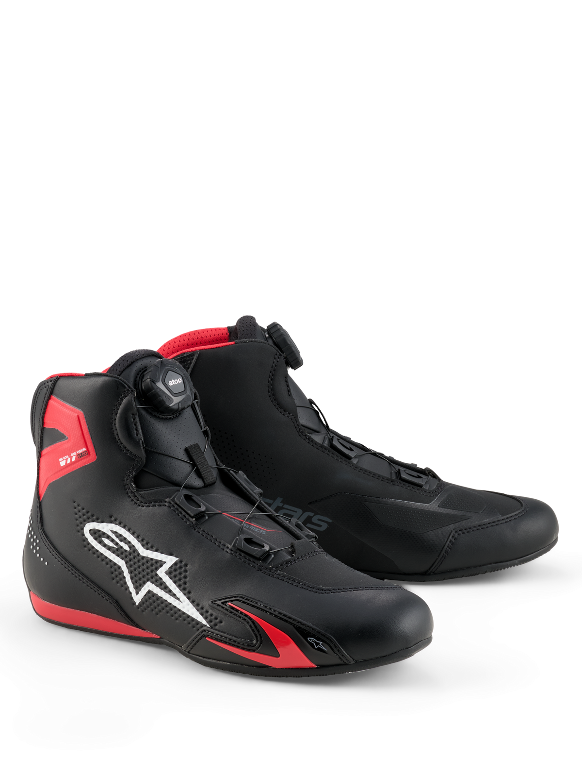 Alpinestars Celer Shoes, calzado para motociclismo, negro y rojo brillante, con el logotipo blanco de Astars, sistema de cierre de dial micrométrico y construcción de microfibra técnica con detalles de TPU rojos, diseño deportivo aerodinámico para carreras y conducción urbana