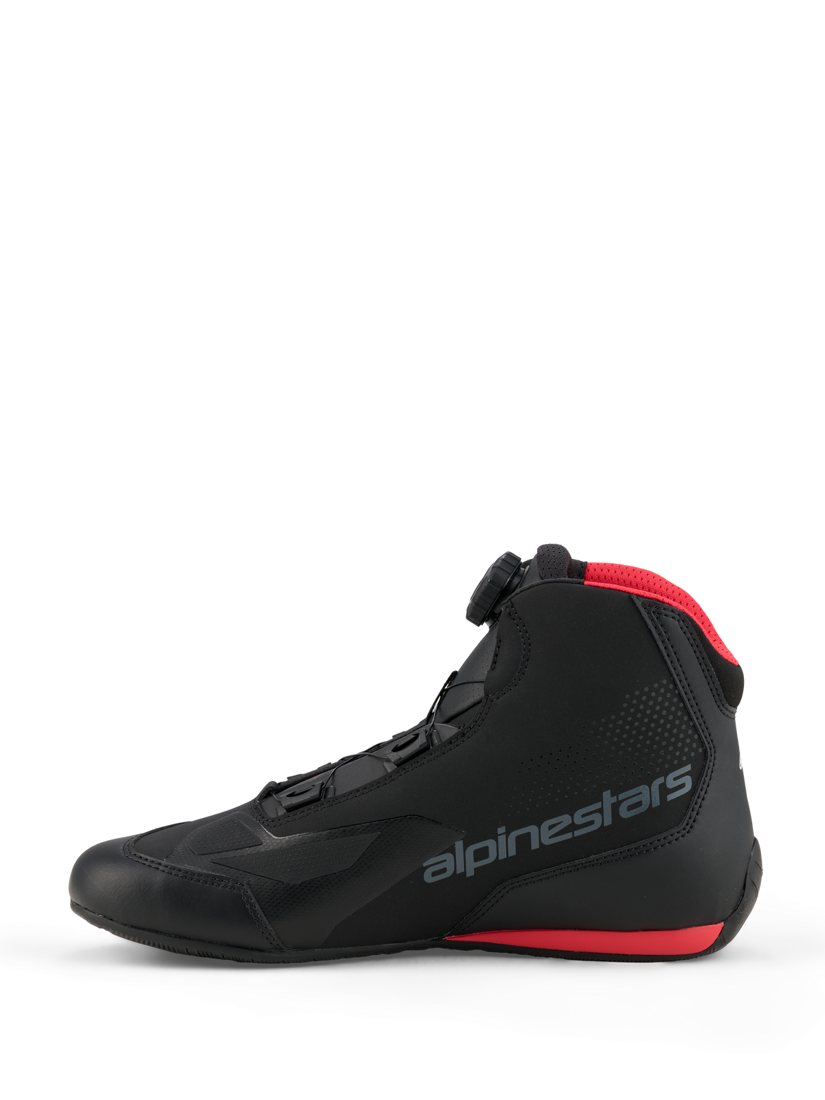 Zapatos Alpinestars Celer, calzado para motociclismo, negro y rojo brillante, vista de perfil lateral con el dial de cierre Alpinestars Rotor, parte superior de microfibra con logotipo de la marca en gris y detalles rojos en el cuello de malla y la suela.