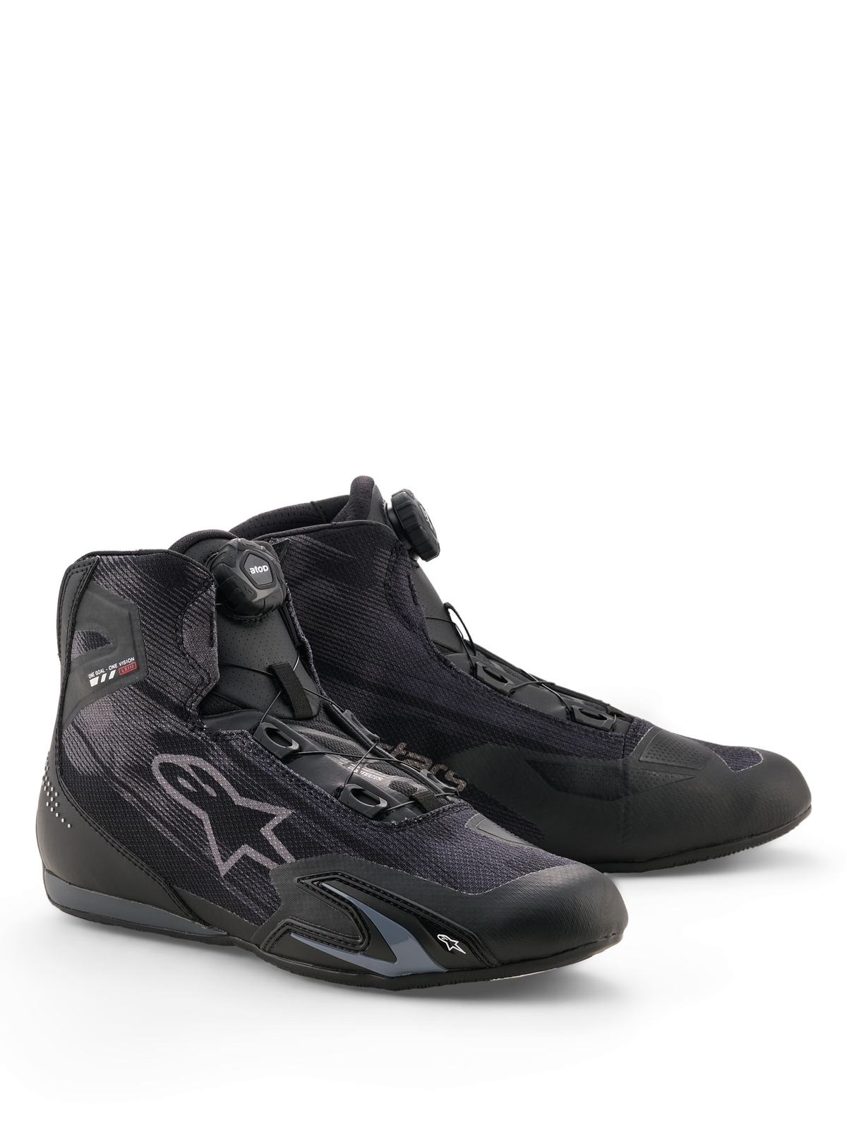 Zapatos Alpinestars Celer Superair, calzado para motociclismo, negro y gris oscuro, con dial del sistema de cierre Rotor, parte superior textil de alto flujo de aire, perfil deportivo elegante con logotipos de Alpinestars, diseñados para climas cálidos