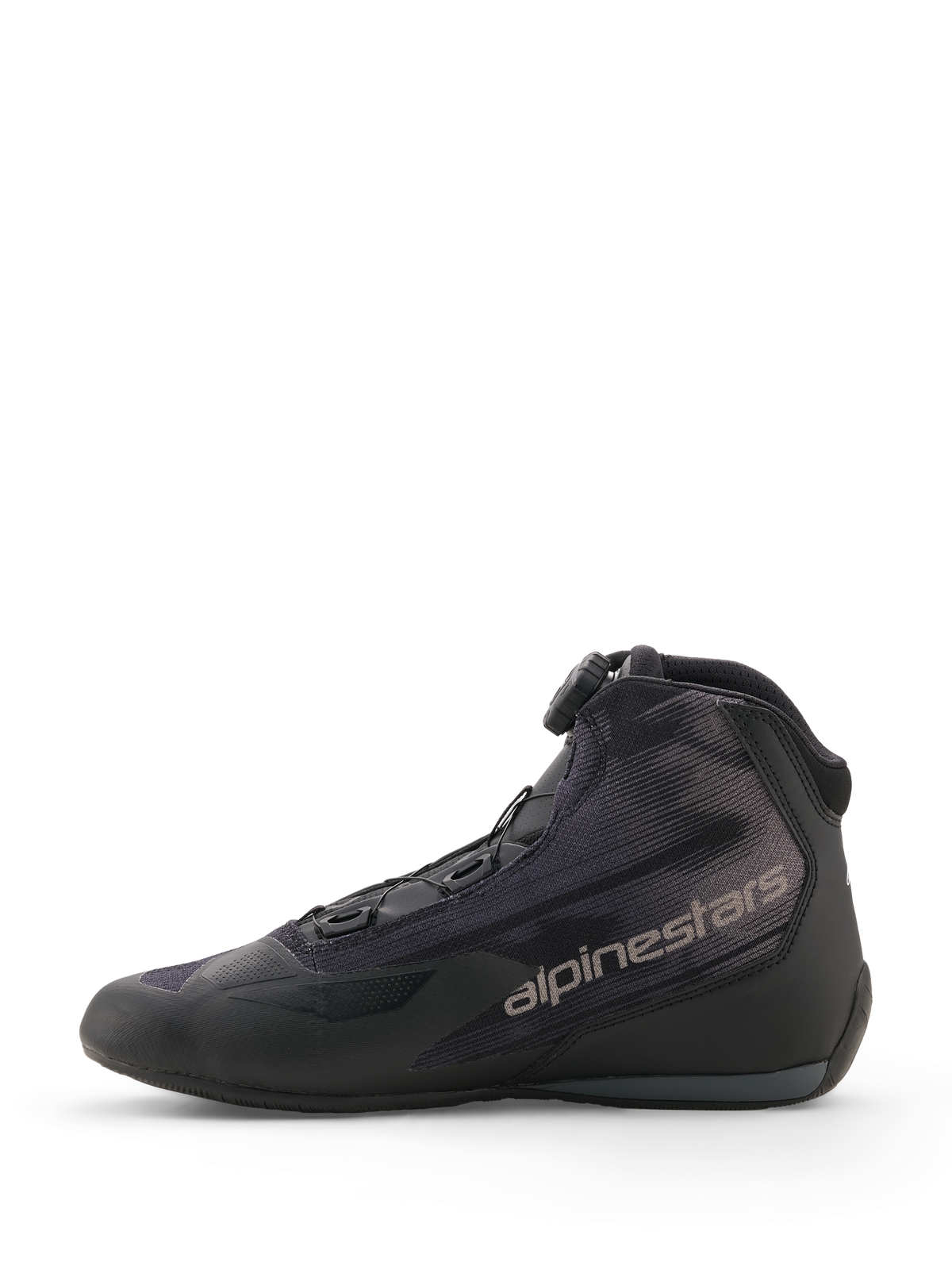 Zapatos Alpinestars Celer Superair, negro y gris oscuro, calzado de conducción deportiva para moto, vista de perfil lateral con parte superior textil de alto flujo de aire, dial del sistema de cierre Rotor y logotipo de Alpinestars en gris en el lateral.