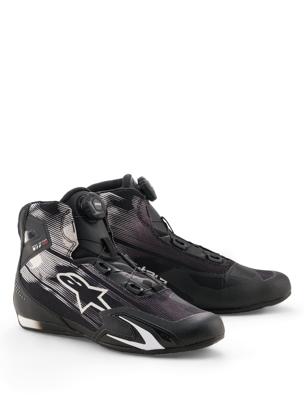 Alpinestars Celer Superair Shoes, zapatos para motociclismo, negro y blanco, con un sistema de cierre de rotor operado por dial en la lengüeta, logotipo de estrella blanca sobre una parte superior textil transpirable y diseño deportivo de perfil bajo.