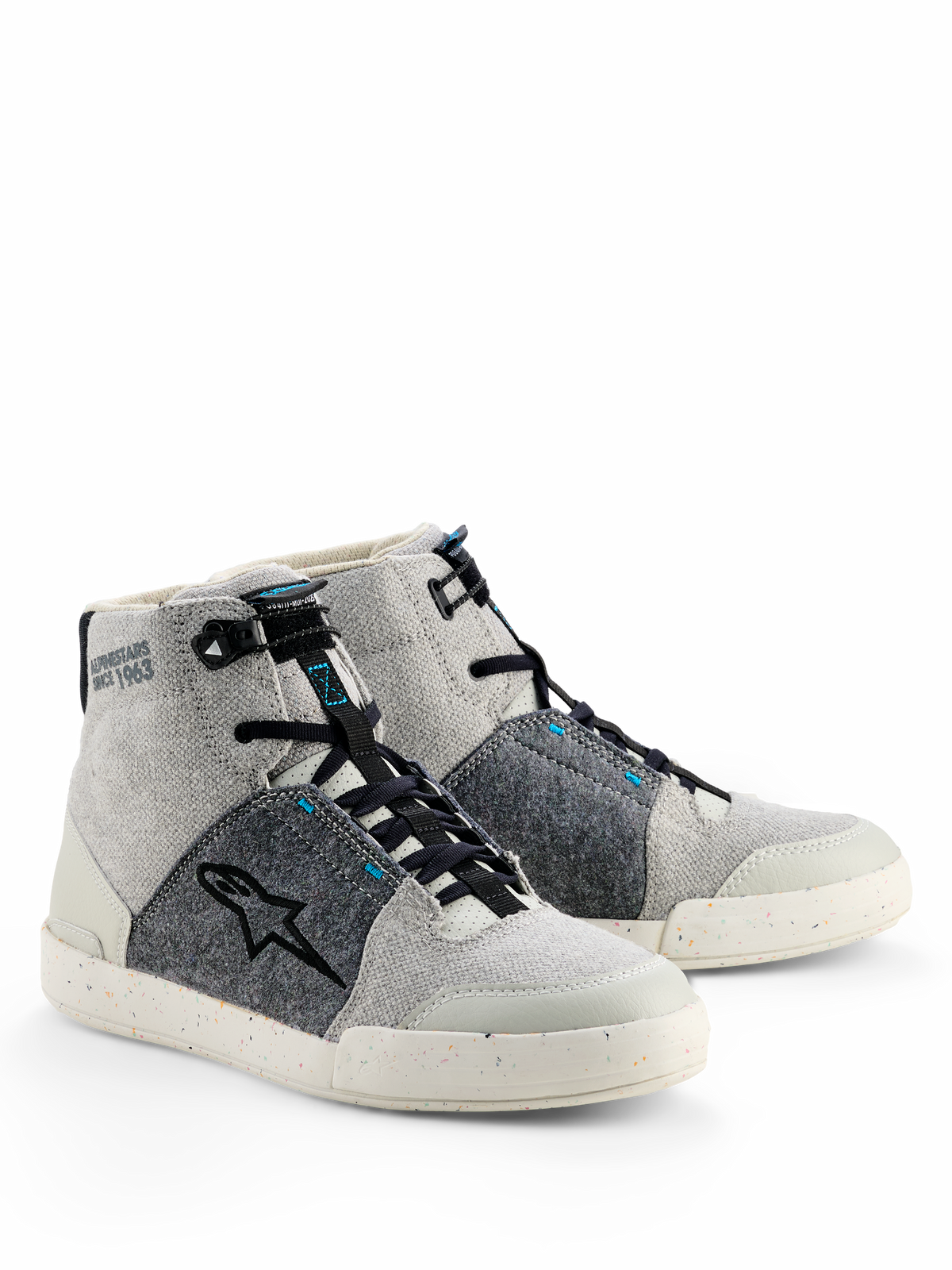 Zapatos de montar Alpinestars Circal, calzado urbano para moto, gris negro y azul methyl, estilo sneaker de caña alta con lona gris claro y paneles de fieltro reciclado gris oscuro, logo de estrella negro y suela de goma moteada.