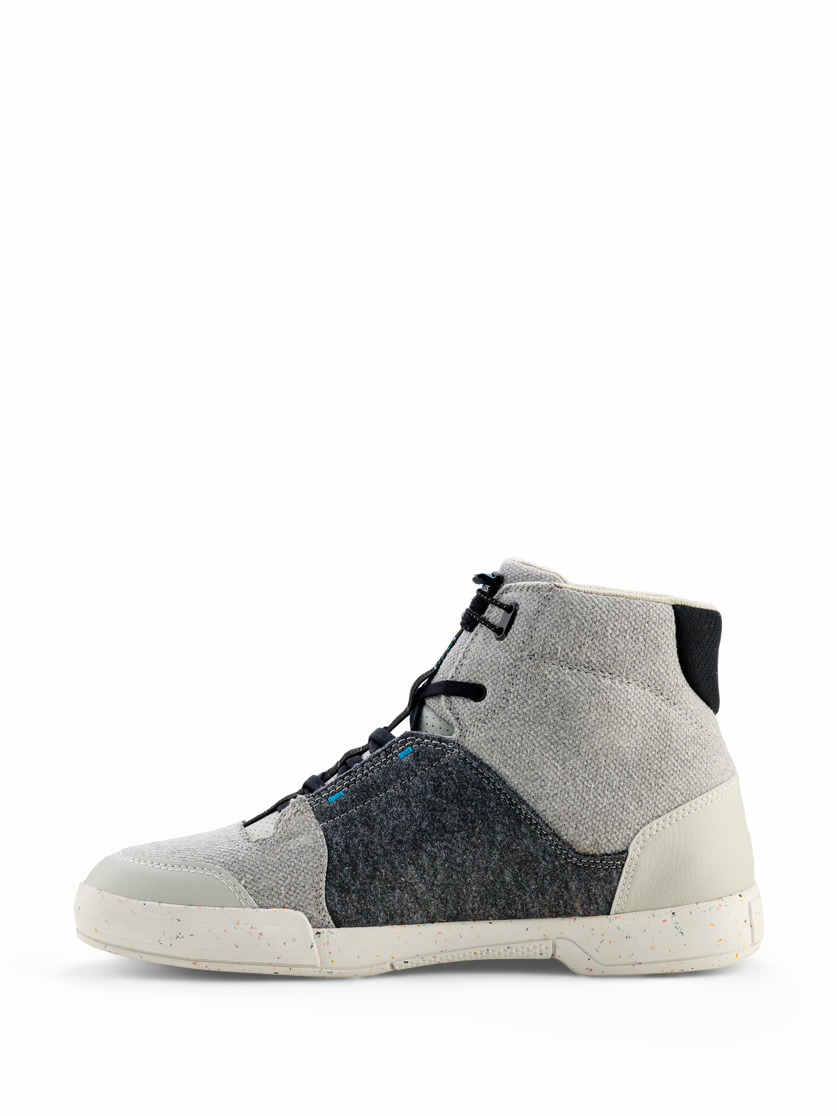 Zapatos de montar Alpinestars Circal, calzado urbano para motocicleta, gris, negro y azul metilo, perfil lateral con materiales de lona y fieltro reciclado, suela de color blanco roto moteada, estilo casual de caña alta para conducción urbana