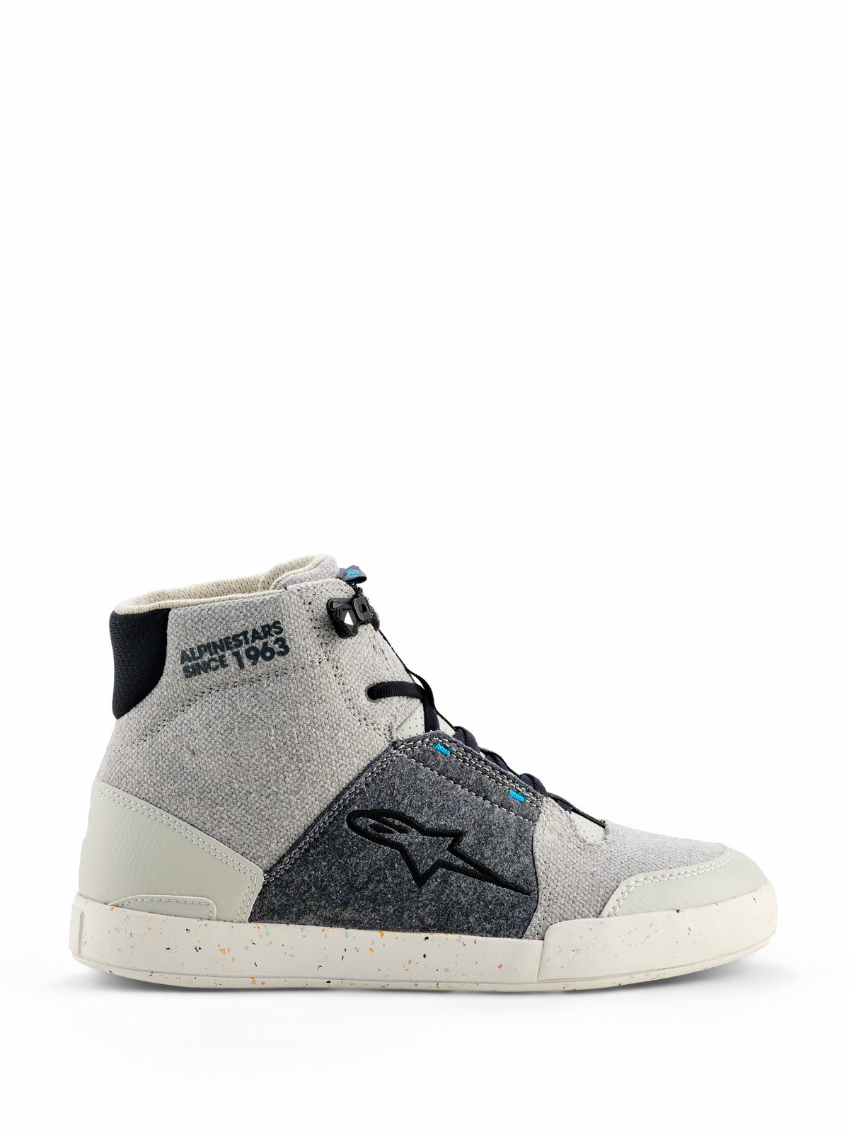 Alpinestars Circal Riding Shoes, zapatillas de moto de caña alta en gris, negro y azul Methyl Blue, paneles de lona gris claro y tejido texturizado gris oscuro, suela de goma blanca con motas de colores recicladas, logo de la estrella negro, marca "ALPINESTARS SINCE 1963" en el tobillo, estilo urbano moderno