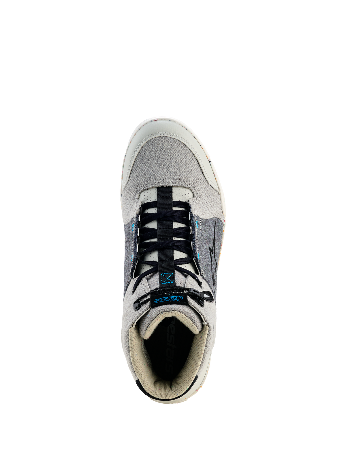 Alpinestars Circal Riding Shoes, zapatos de moto urbanos, gris, negro y azul metilo, vista superior que muestra cordones elásticos negros, puntera y cuello de lona gris claro, paneles laterales gris oscuro con detalles en azul, calzado de conducción urbana protector y sostenible