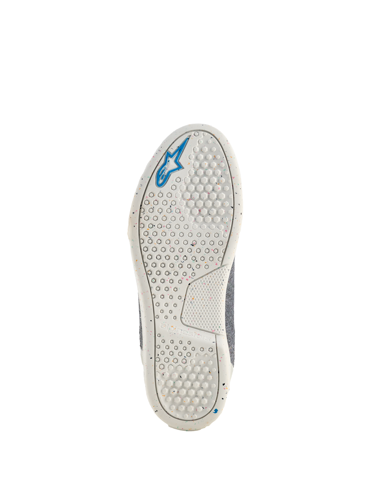 Alpinestars Circal Riding Shoes, vista de la suela, suela de goma reciclada color blanco roto con motas de colores, patrón de agarre hexagonal para tracción, logotipo de estrella Alpinestars en azul, calzado de moto sostenible para conducción urbana