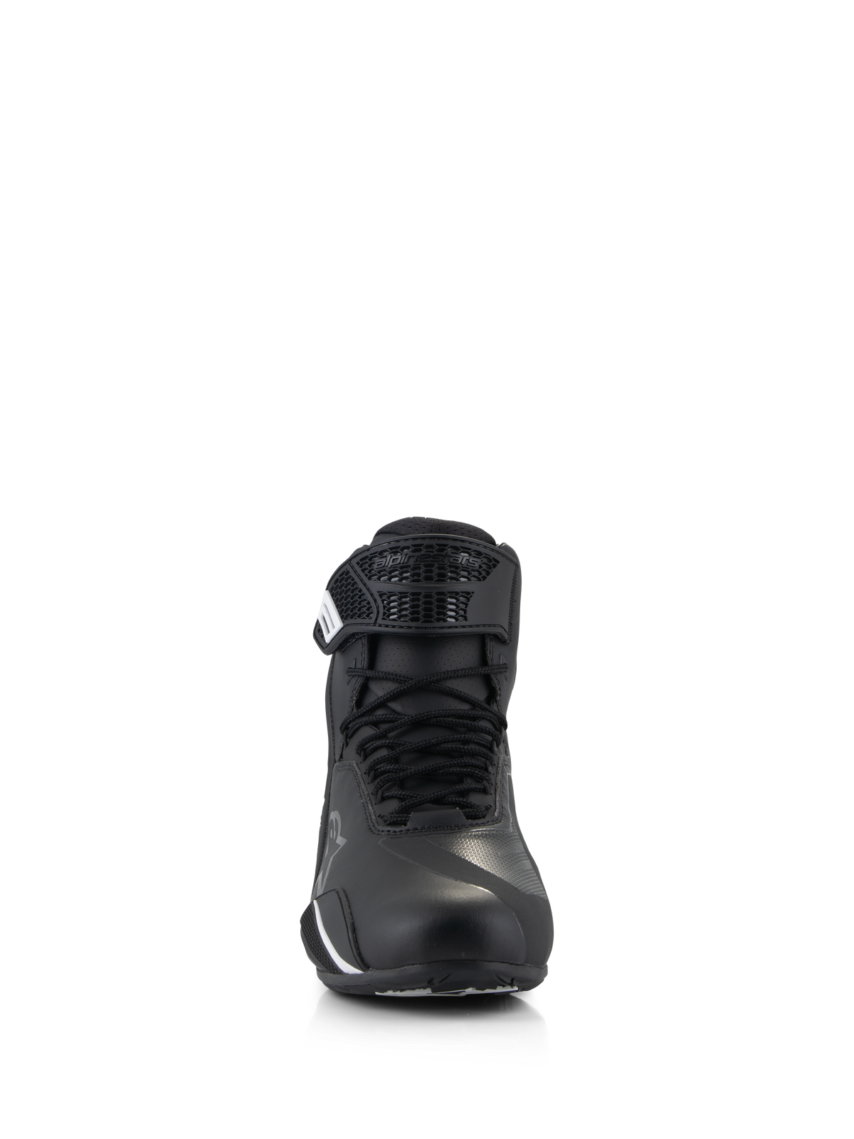 Alpinestars Faster-4 Shoes, calzado para motociclismo, negro, vista frontal que muestra el cierre de cordones tradicional y la correa de gancho y bucle, parte superior de microfibra avanzada con refuerzos protectores, calzado de carretera técnico y estilizado