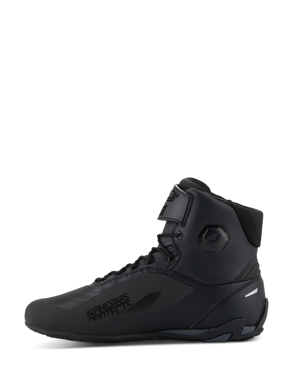 Zapatos Alpinestars Faster-4, calzado para moto, color negro, vista de perfil lateral, diseño de caña alta con cierre de cordones y correa superior ajustable, texto 'Alpinestars Protects' en el lateral, parte superior de microfibra con zonas de protección integradas