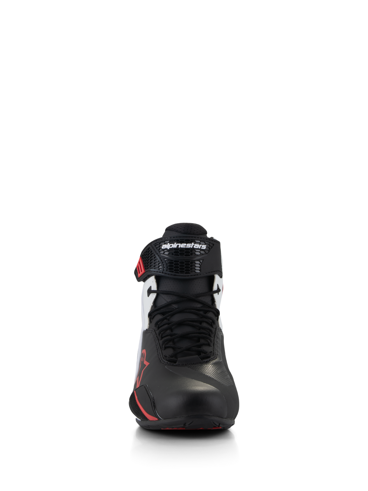 Alpinestars Faster-4 Shoes, zapatillas de moto, negro, blanco y rojo, vista frontal que muestra el cierre tradicional de cordones y la correa ergonómica de TPR en el tobillo con el logo de Alpinestars, parte superior de microfibra con detalles rojos