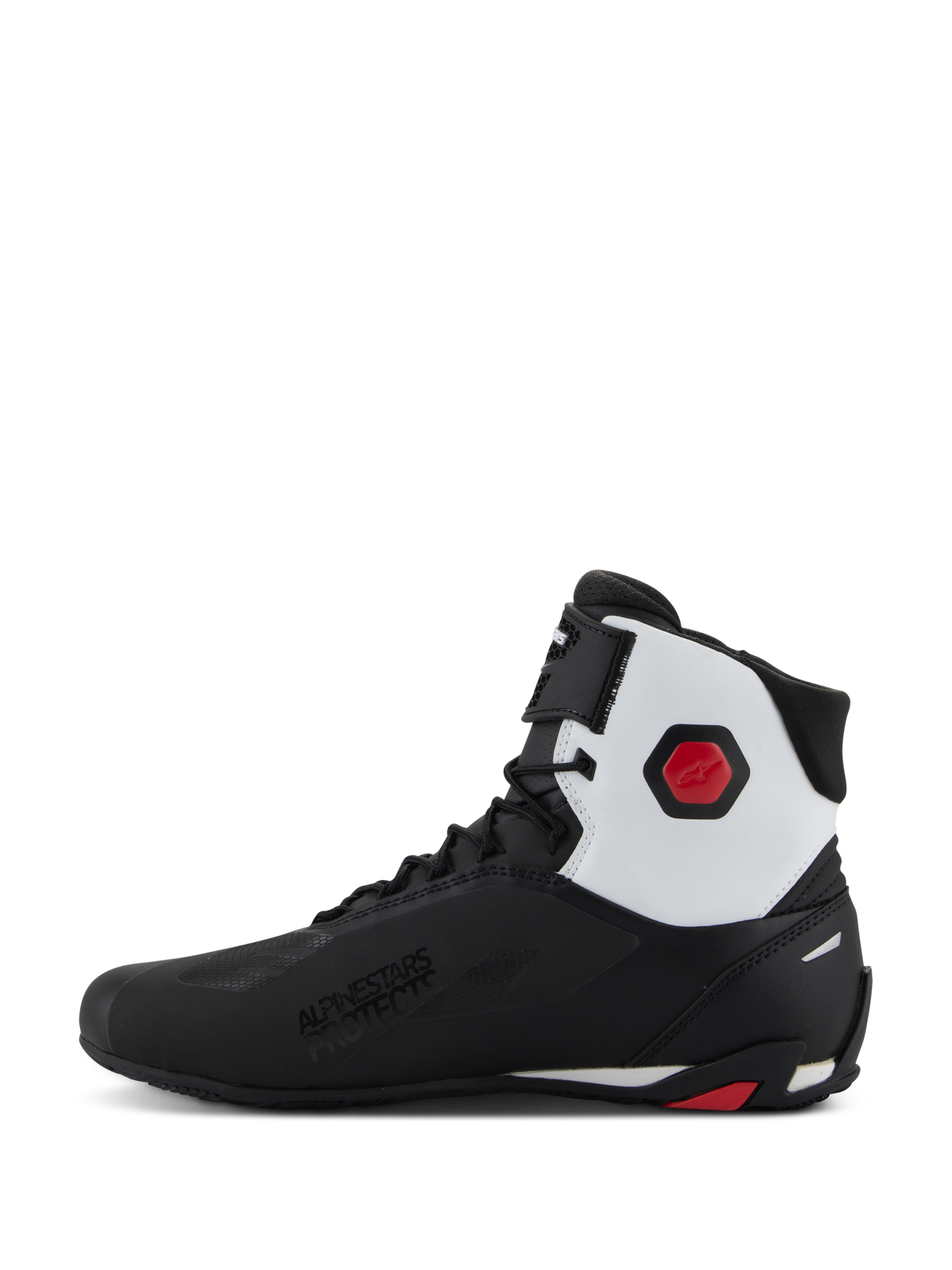 Zapatillas Alpinestars Faster-4, zapatillas para motociclismo, negro, blanco y rojo, vista de perfil lateral con parte superior de microfibra negra y panel de tobillo blanco, protector hexagonal rojo, cierre de cordones con correa superior y logotipo 'Alpinestars Protects'