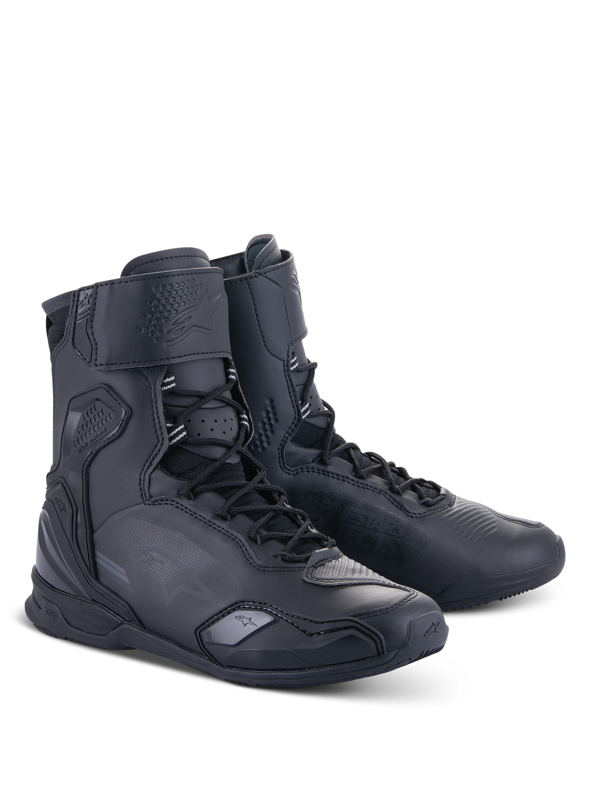 Zapatos Alpinestars Superfaster, calzado de motociclismo de caña alta en color negro, con sistema de cordones rápidos, protección reforzada en el tobillo y el talón, y construcción estilizada en microfibra para conducción en carretera.