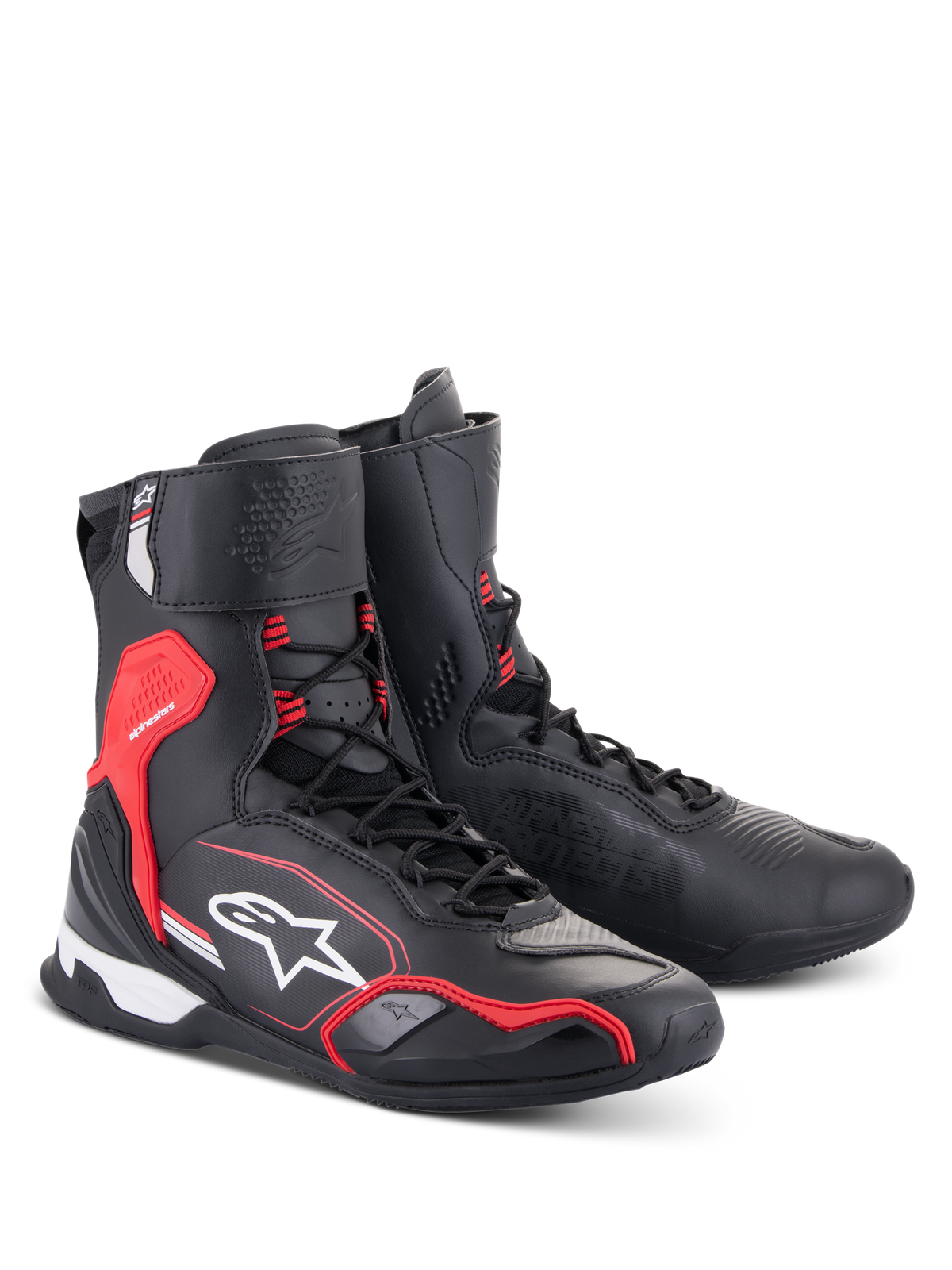 Zapatos Alpinestars Superfaster, zapatos de motociclismo, negro, rojo brillante y blanco, diseño de caña alta con sistema de cordones rápidos, protección reforzada en el tobillo y el talón, con el logotipo de Alpinestars y construcción de microfibra técnica