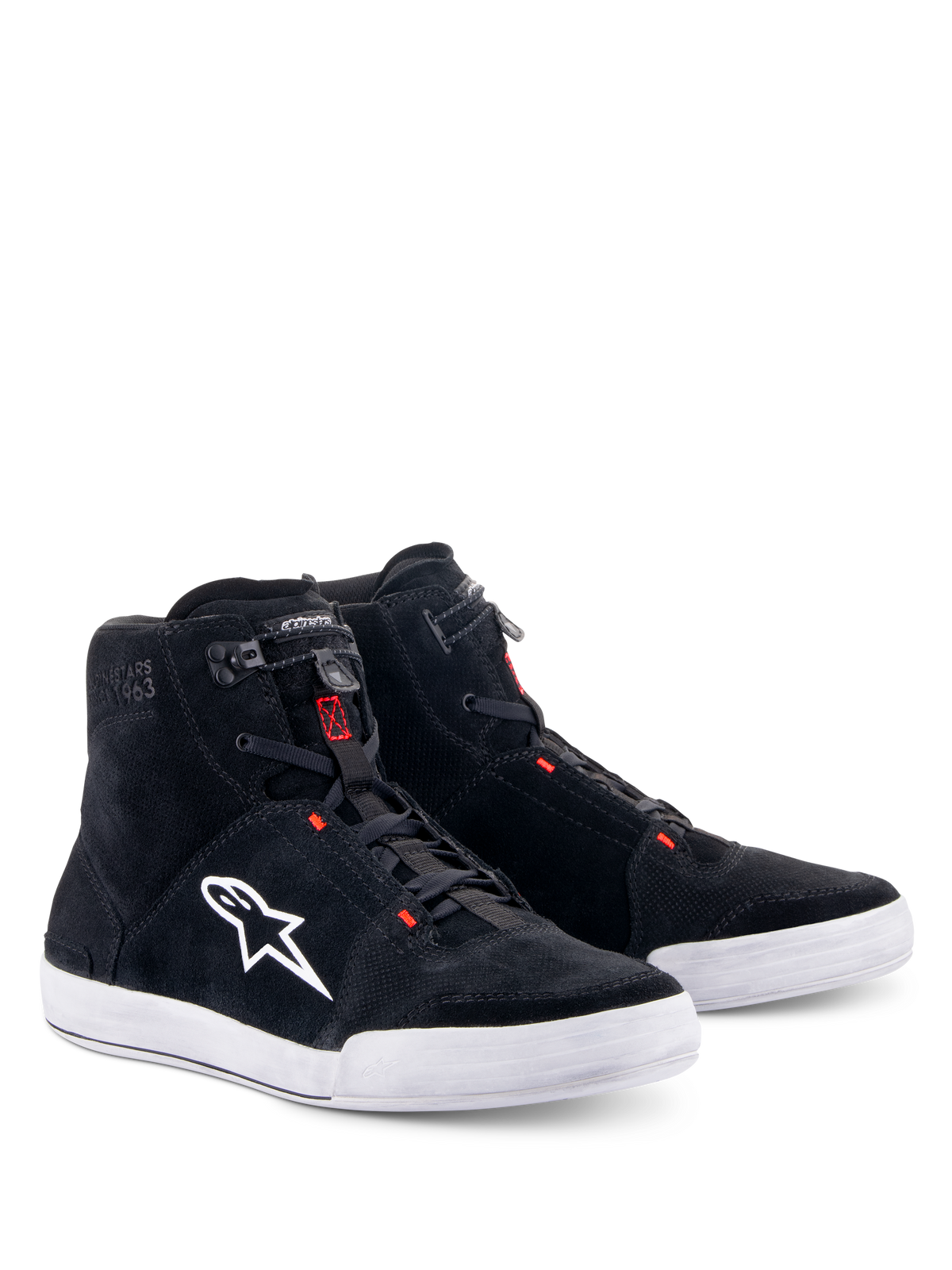Zapatos Alpinestars Chrome, calzado para motociclista, negro y gris con detalles en rojo flúor, silueta de caña alta, parte superior de ante con suela de goma blanca, logotipo lateral blanco y cierre elástico de acción rápida, estilo urbano casual
