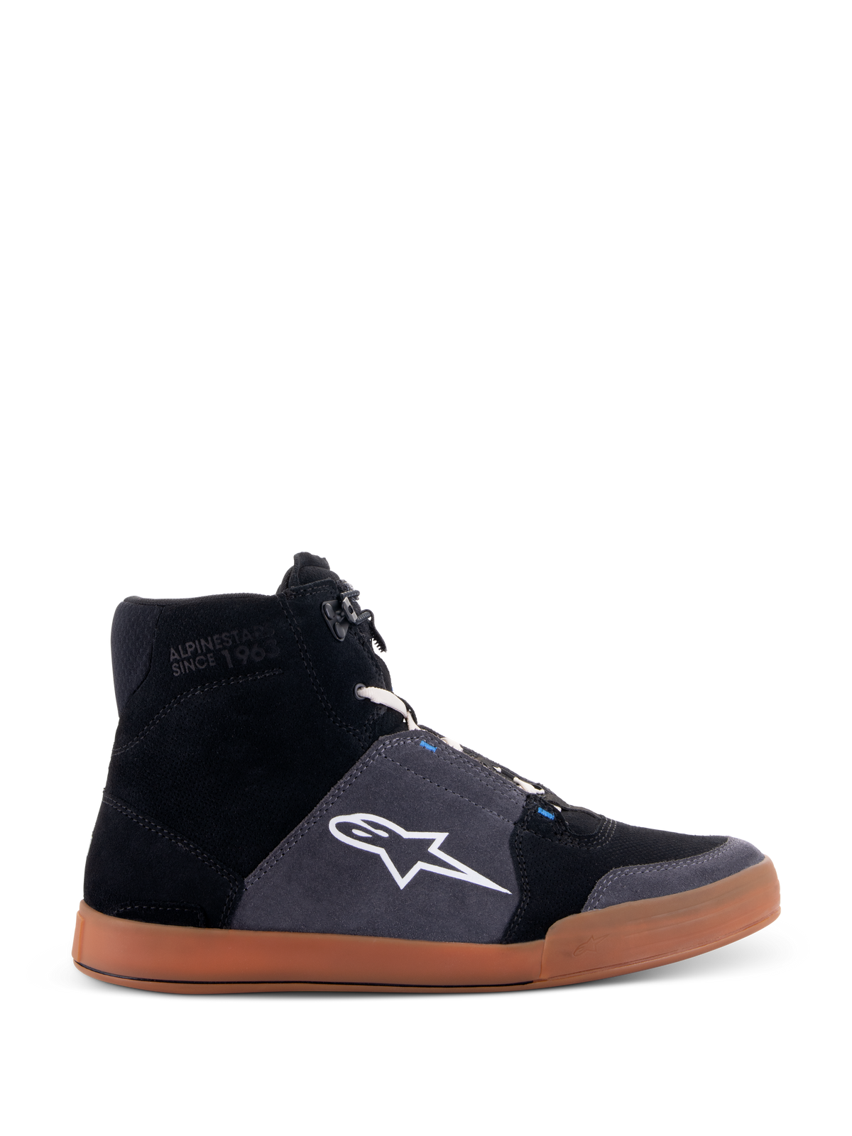 Alpinestars Chrome Shoes, zapatillas de moto de caña alta, parte superior de ante negro y gris asfalto, suela marrón, logotipo de estrella blanco en el lateral, cordones blancos, estilo urbano informal con protecciones integradas