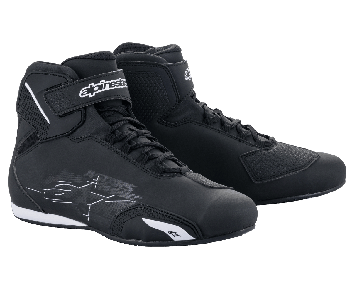 Zapatos Alpinestars Sektor, calzado para motociclismo, negro y blanco, con sistema de cordones rápidos y correas de tobillo con cierre de gancho y bucle, parte superior de microfibra elegante con refuerzos protectores, calzado de alto rendimiento para conducción en carretera