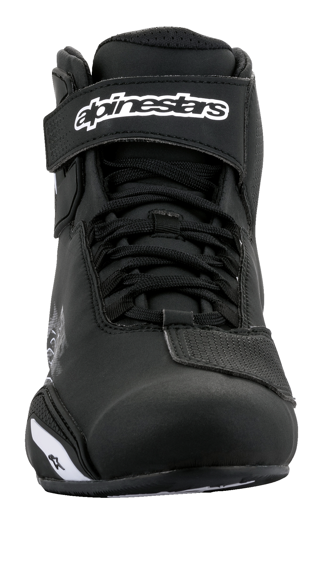 Zapatos Alpinestars Sektor, calzado para motociclismo, negro y blanco, vista frontal con sistema de cordones rápidos y correa de tobillo de cierre de gancho y bucle con logotipo blanco, construcción de microfibra elegante para conducción en carretera