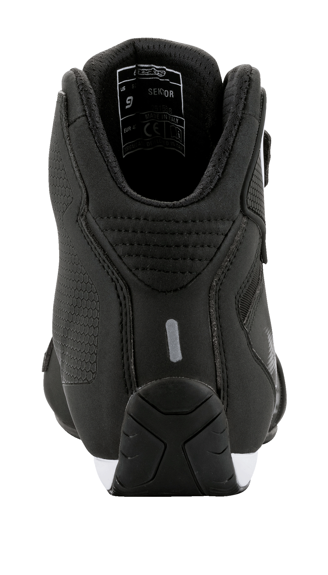 Zapatos Alpinestars Sektor, vista posterior, negro con detalles blancos, construcción ligera de microfibra, detalle reflectante en el talón y cuello del tobillo acolchado, calzado de conducción elegante inspirado en el automovilismo