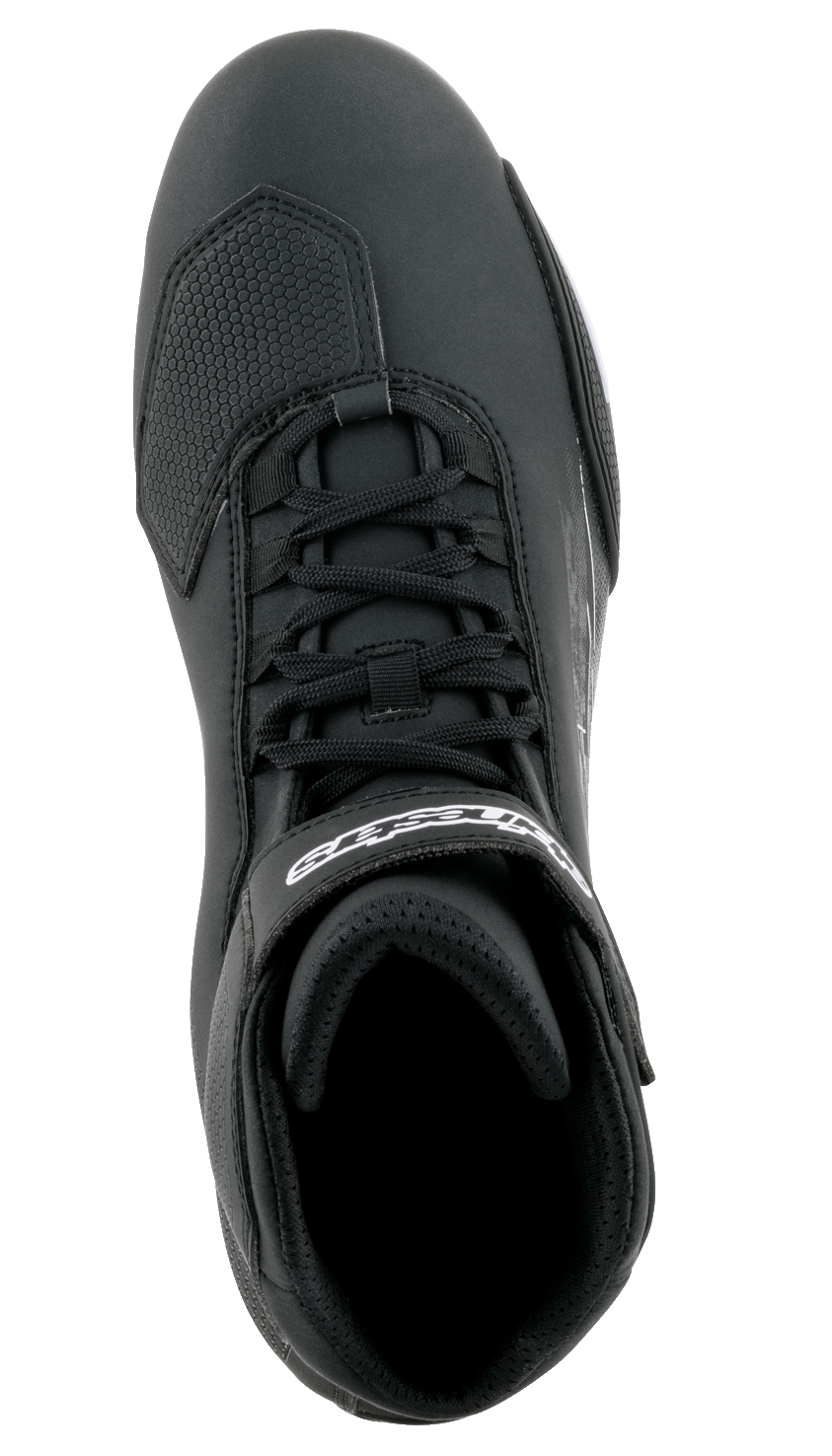 Zapatos Alpinestars Sektor, calzado para motociclismo, color negro con logotipos en blanco, vista superior que muestra el sistema de cordones rápidos, correa de tobillo con cierre de gancho y bucle y refuerzo de puntera de TPR
