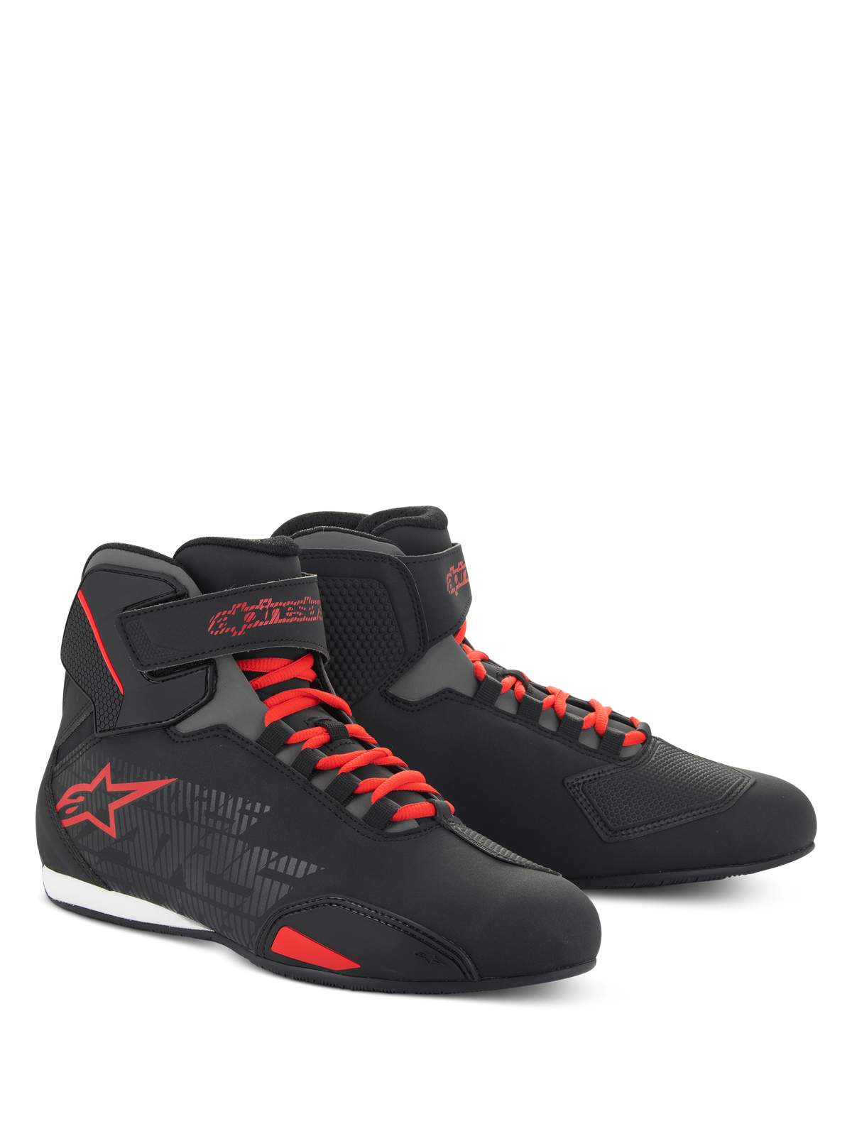 Zapatos Alpinestars Sektor, calzado de moto de corte bajo, negro y rojo brillante, con sistema de cordones rápidos rojos, correas en el tobillo y llamativo logo de estrella roja, construcción de microfibra para conducción en carretera y deportiva.