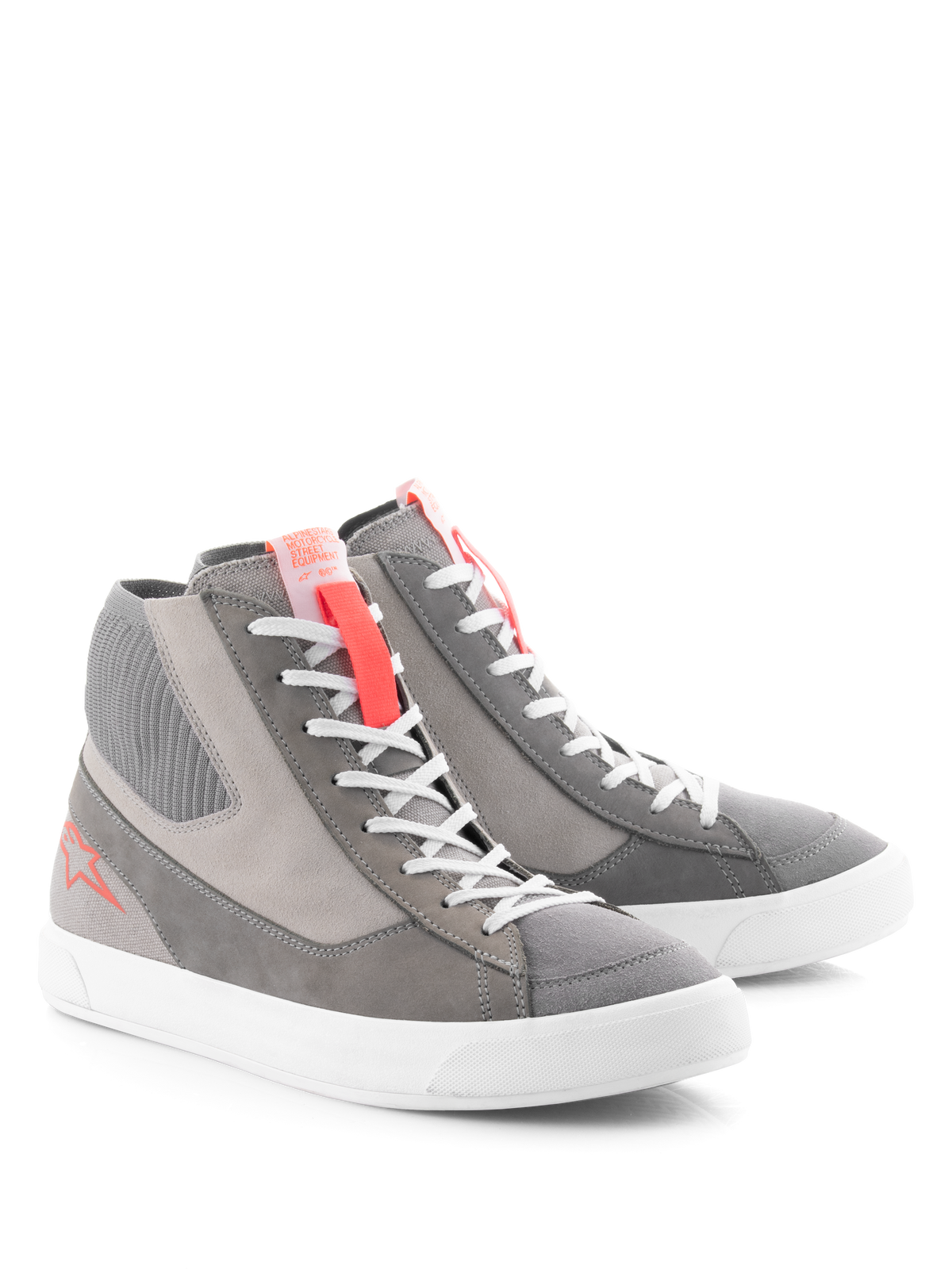 Zapatos Alpinestars Stated, calzado de conducción urbana para motocicleta, gris claro rojo flúor blanco, diseño de zapatilla urbana retro con suela vulcanizada blanca, paneles de ante y lona, con detalles en rojo flúor en la lengüeta y el logotipo lateral