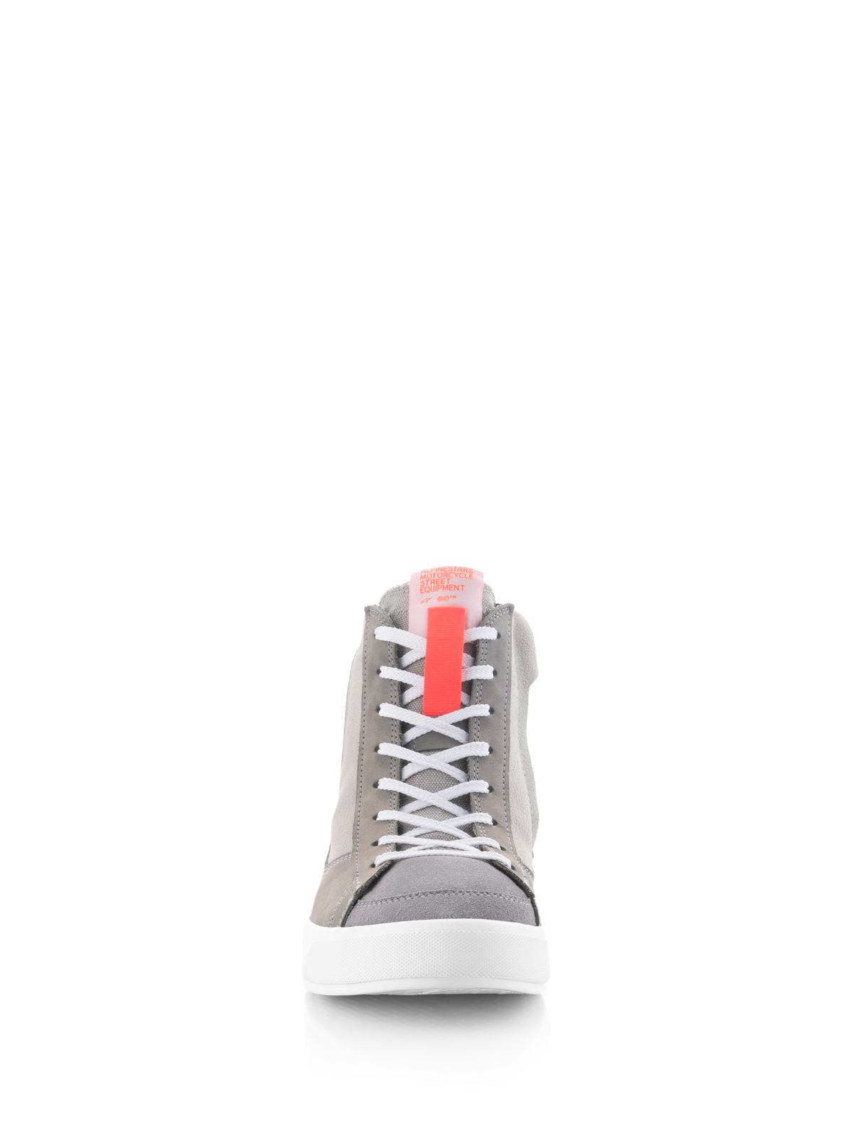 Zapatos Alpinestars Stated, calzado para motociclismo, gris claro, rojo flúor y blanco, vista frontal que muestra cordones blancos, una lengüeta de tiro en rojo flúor y una suela vulcanizada blanca, estilo de zapatilla urbana retro