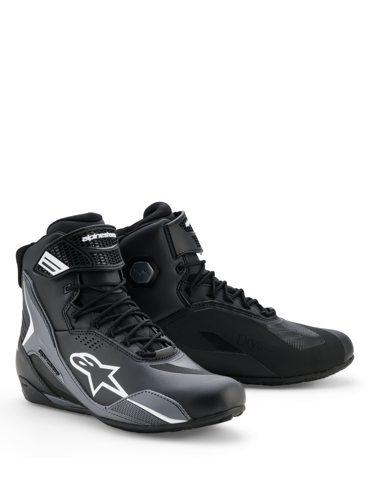 Zapatos Alpinestars Faster-4 Drystar®, zapatos de moto, negro, gris frío y blanco, diseño estilizado con logo Astars blanco, cierre de cordones con correa de tobillo de gancho y bucle, tecnología Drystar impermeable y paneles reforzados para protección en conducción deportiva