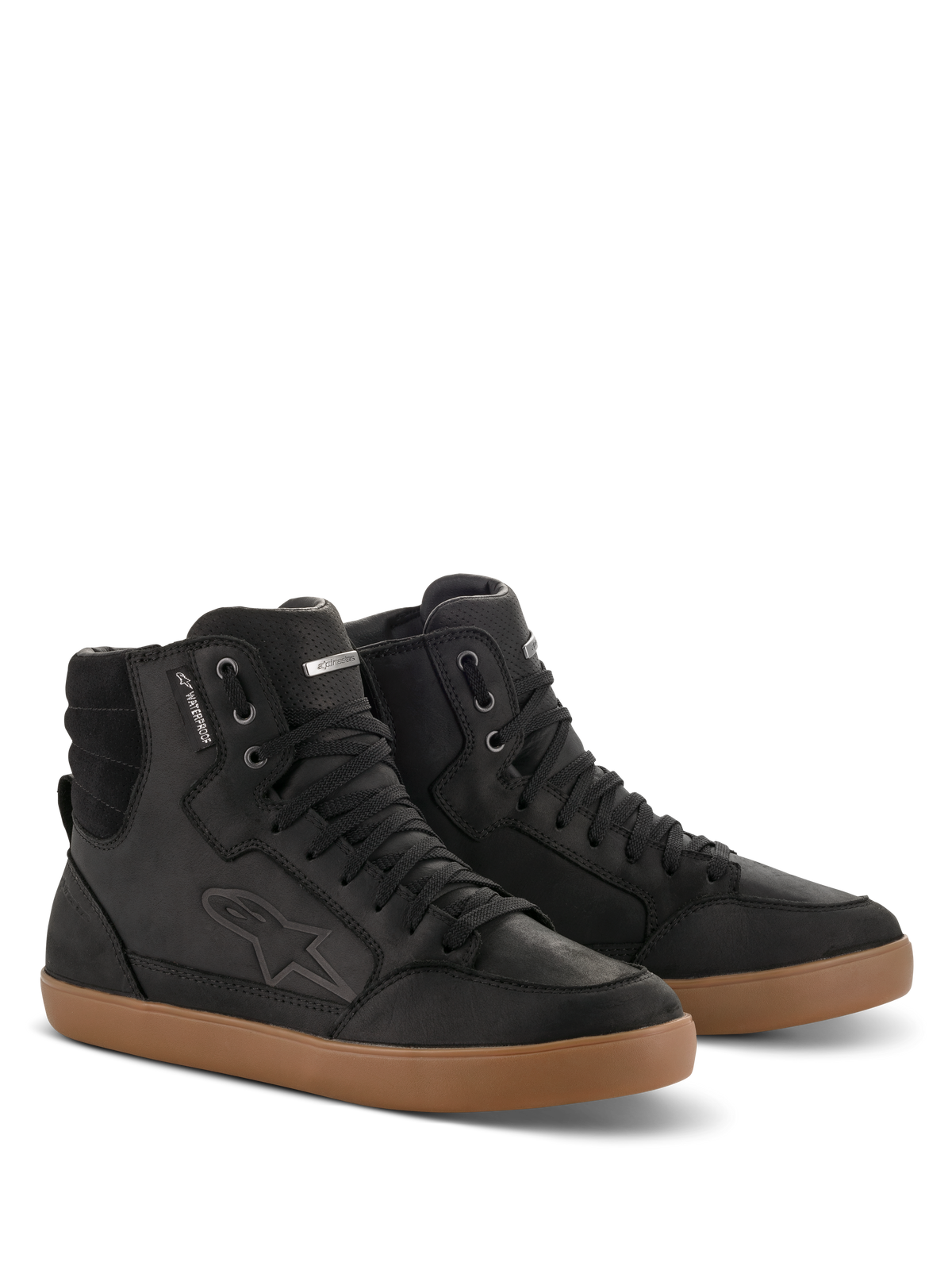 Alpinestars J-6 Waterproof Shoe, Black and Gum, zapatos de moto de caña alta en cuero premium, diseño estilo zapatilla con suela de goma color caramelo, etiqueta de impermeabilidad y logotipo en relieve, look urbano casual